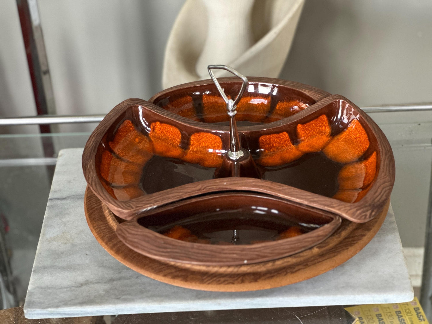 Vintage Mid-Century California Pottery Lazy Susan Serving Set – No. USA 669 – Retro Orange & Brown Divided Dish on Wooden Base