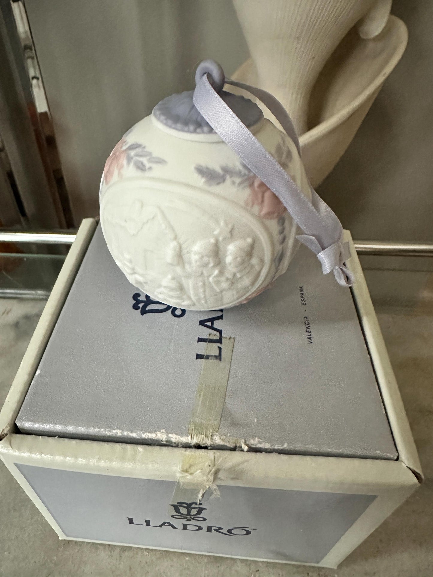 1991 Lladró Porcelain Christmas Ball Ornament – Retired Spanish Holiday Décor (Original Box)