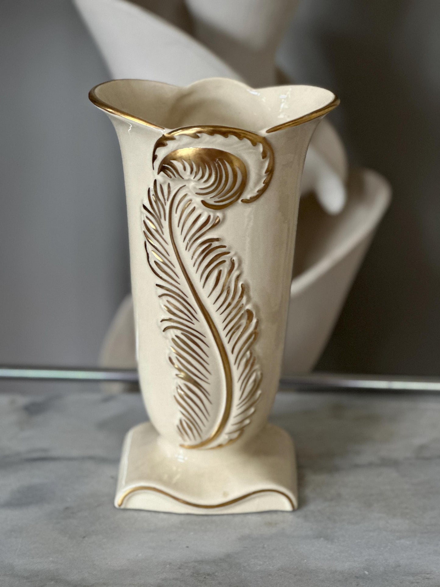 Vintage Art Deco Chadwick Pottery Vase 1940s Gold And Ivory Feather Plume 9”