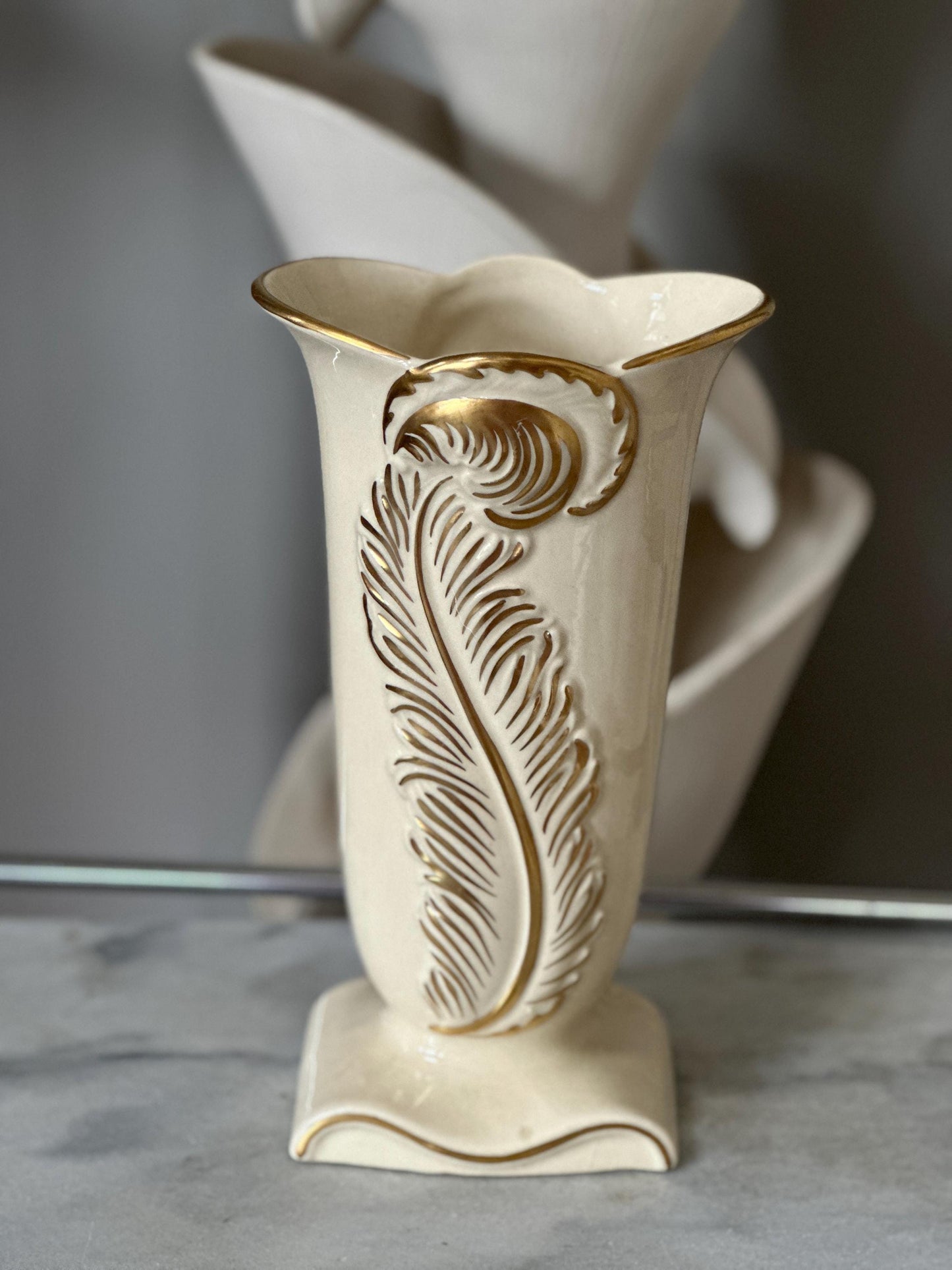 Vintage Art Deco Chadwick Pottery Vase 1940s Gold And Ivory Feather Plume 9”