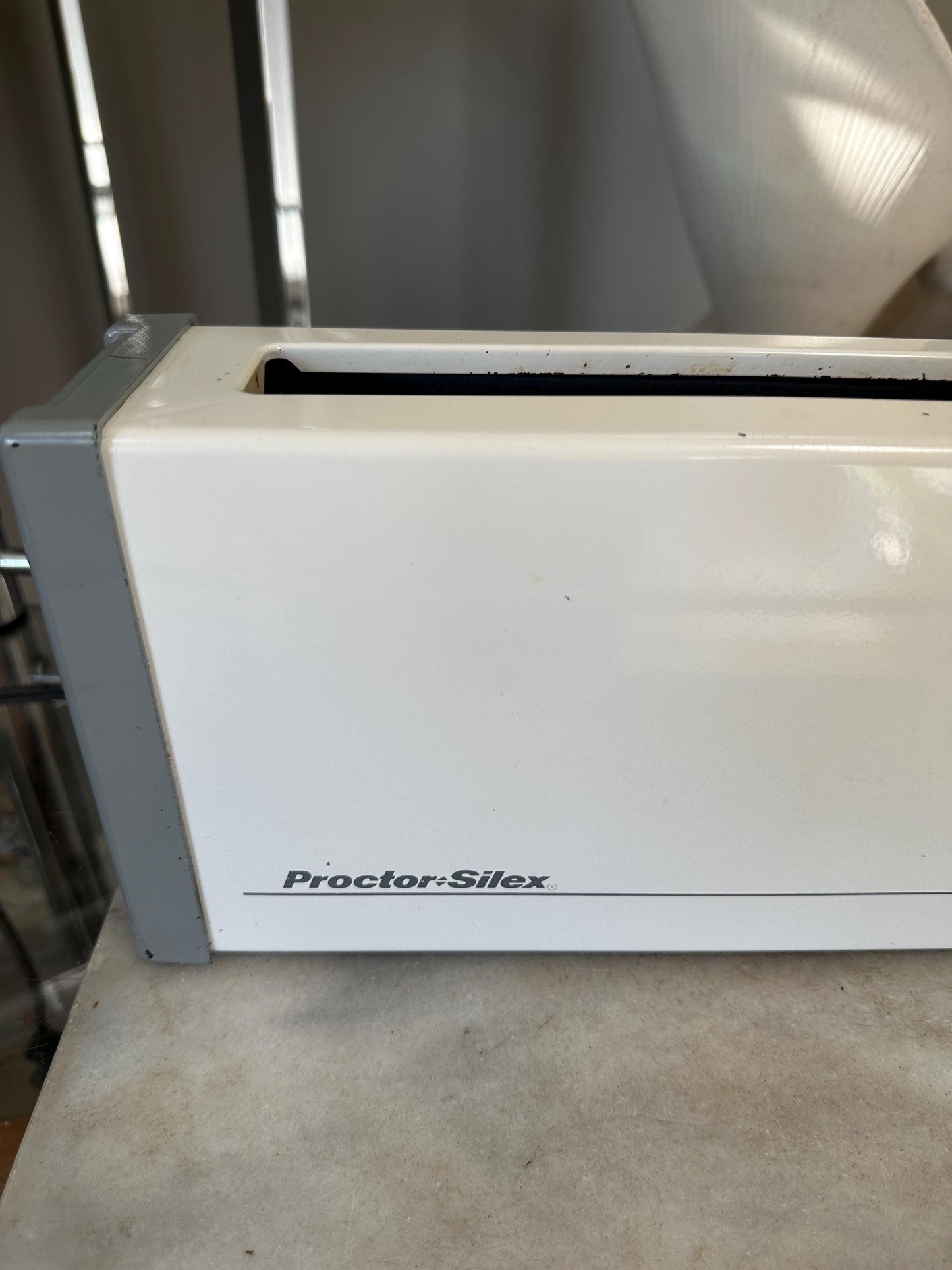 Vintage 1970s Proctor Silex Toaster: Retro White & Grey Kitchen Appliance