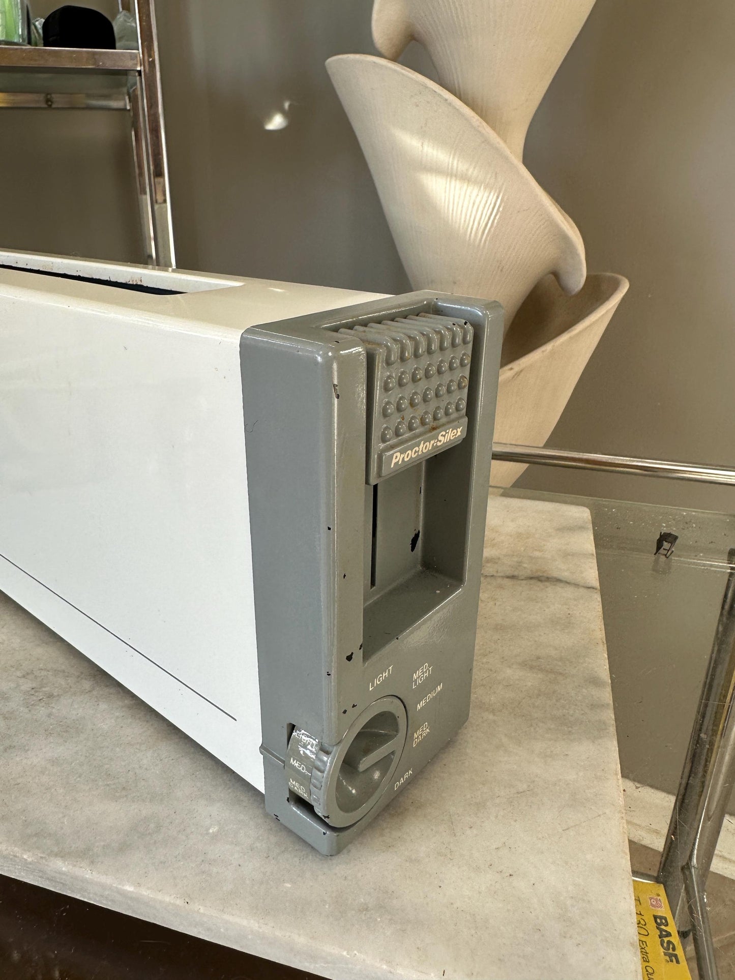 Vintage 1970s Proctor Silex Toaster: Retro White & Grey Kitchen Appliance