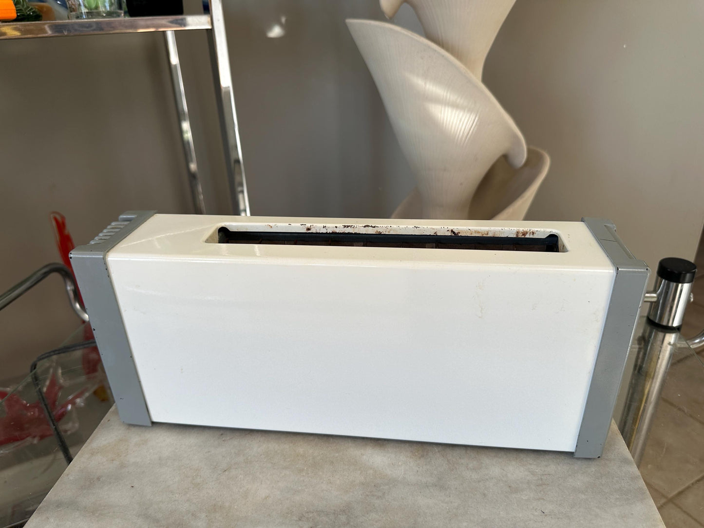 Vintage 1970s Proctor Silex Toaster: Retro White & Grey Kitchen Appliance