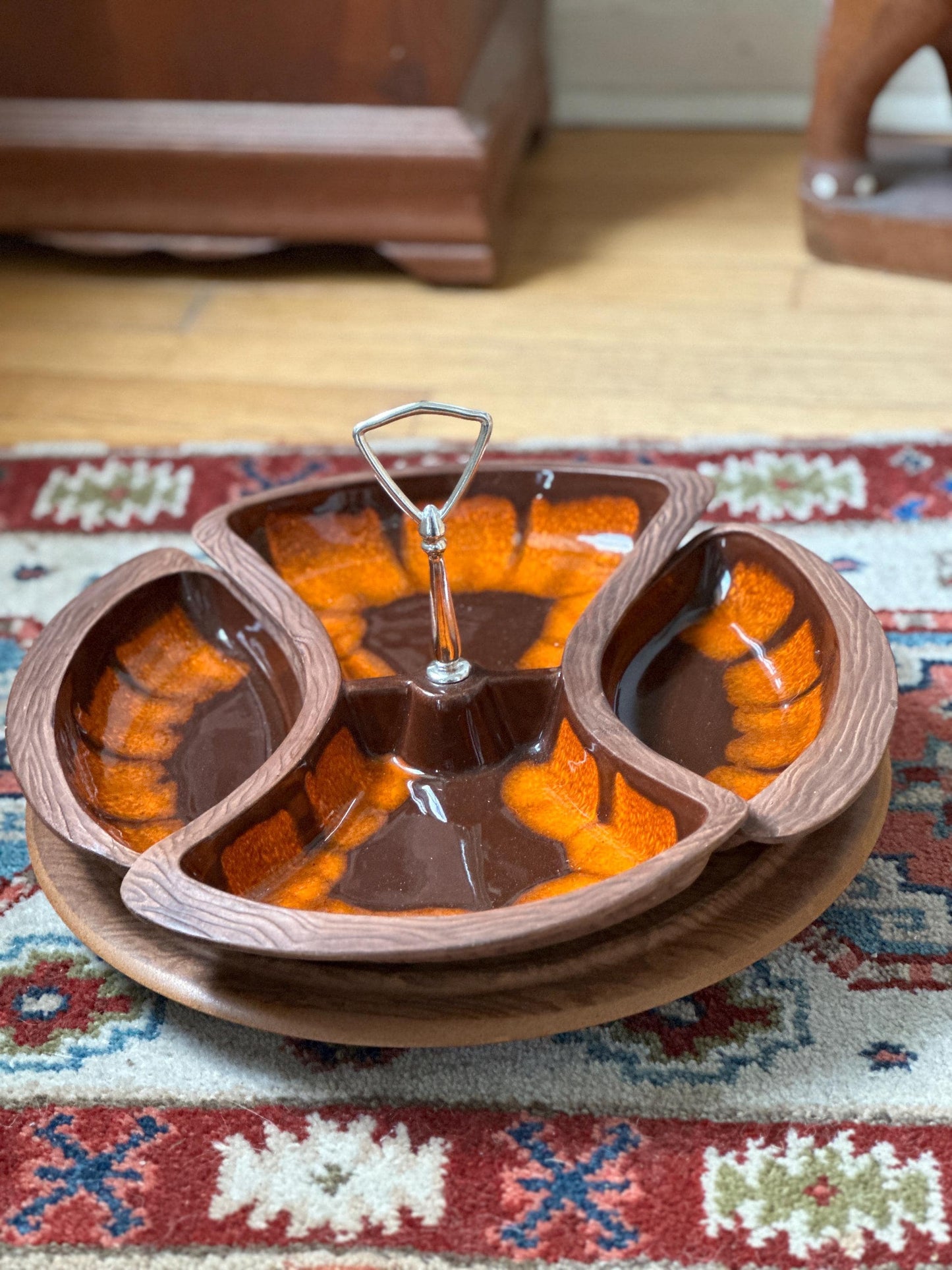 Vintage Mid-Century California Pottery Lazy Susan Serving Set – No. USA 669 – Retro Orange & Brown Divided Dish on Wooden Base