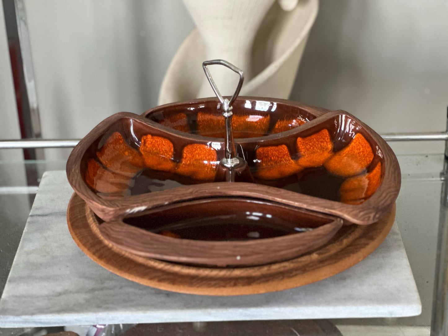 Vintage Mid-Century California Pottery Lazy Susan Serving Set – No. USA 669 – Retro Orange & Brown Divided Dish on Wooden Base