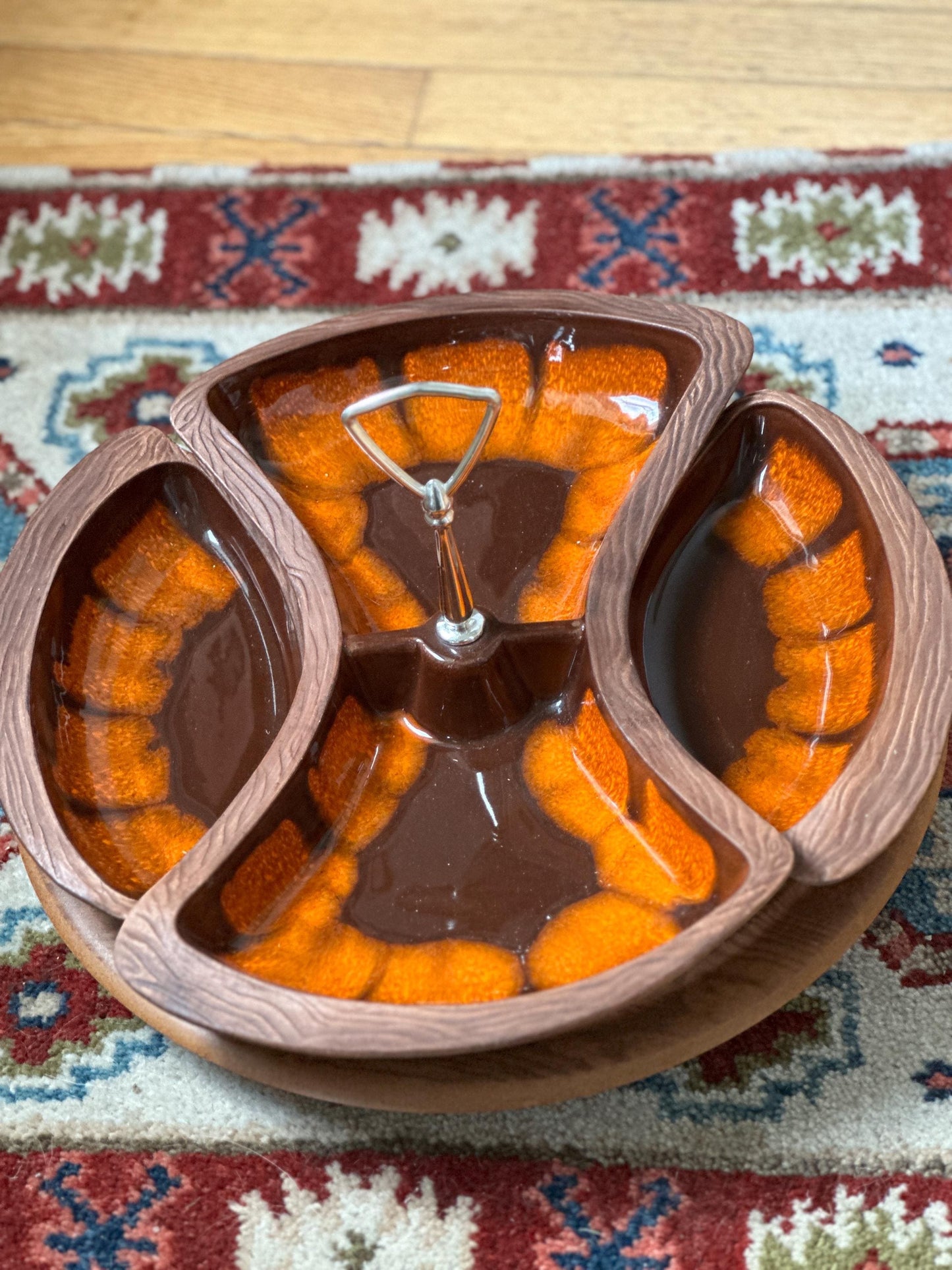 Vintage Mid-Century California Pottery Lazy Susan Serving Set – No. USA 669 – Retro Orange & Brown Divided Dish on Wooden Base