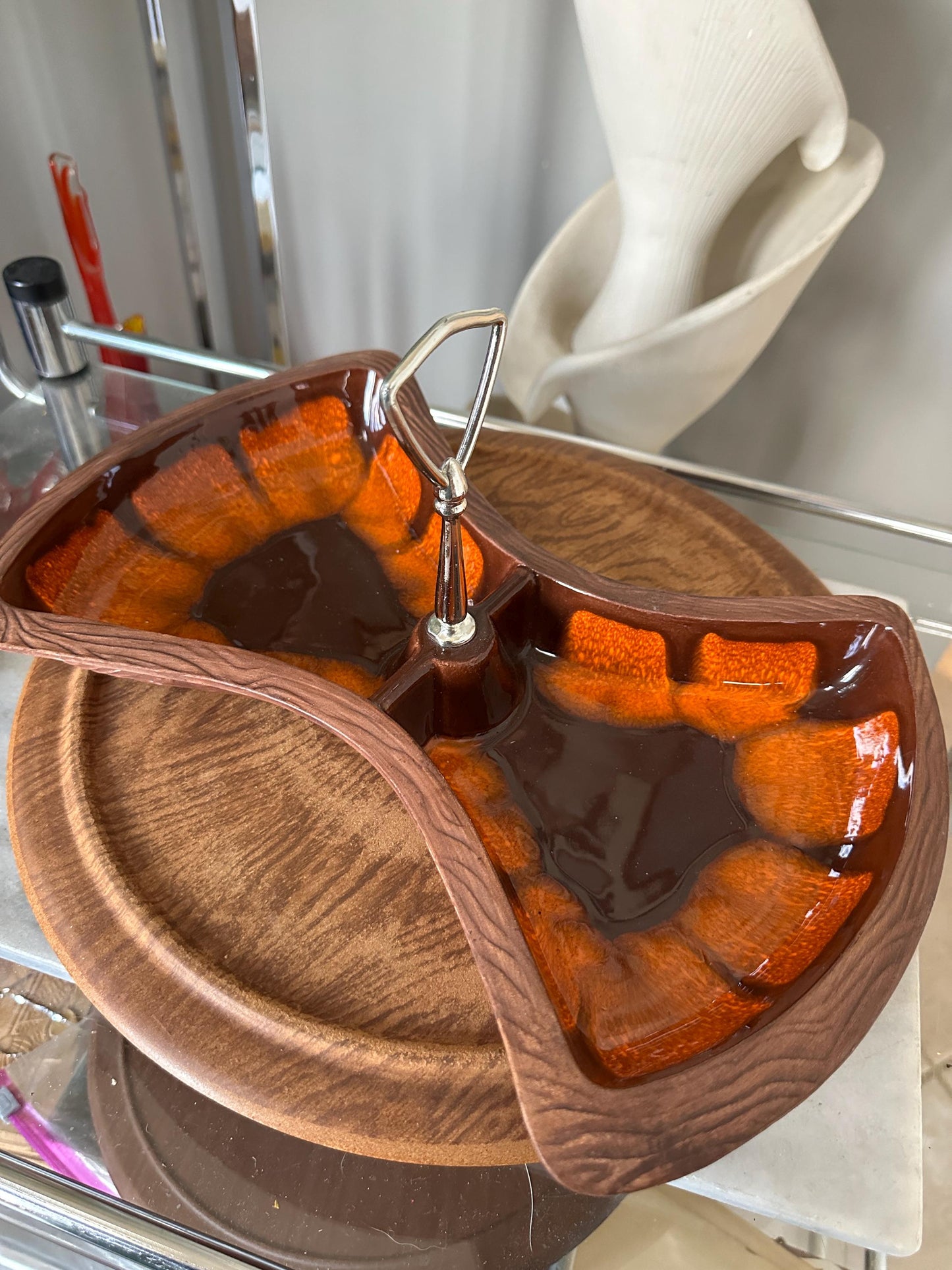 Vintage Mid-Century California Pottery Lazy Susan Serving Set – No. USA 669 – Retro Orange & Brown Divided Dish on Wooden Base