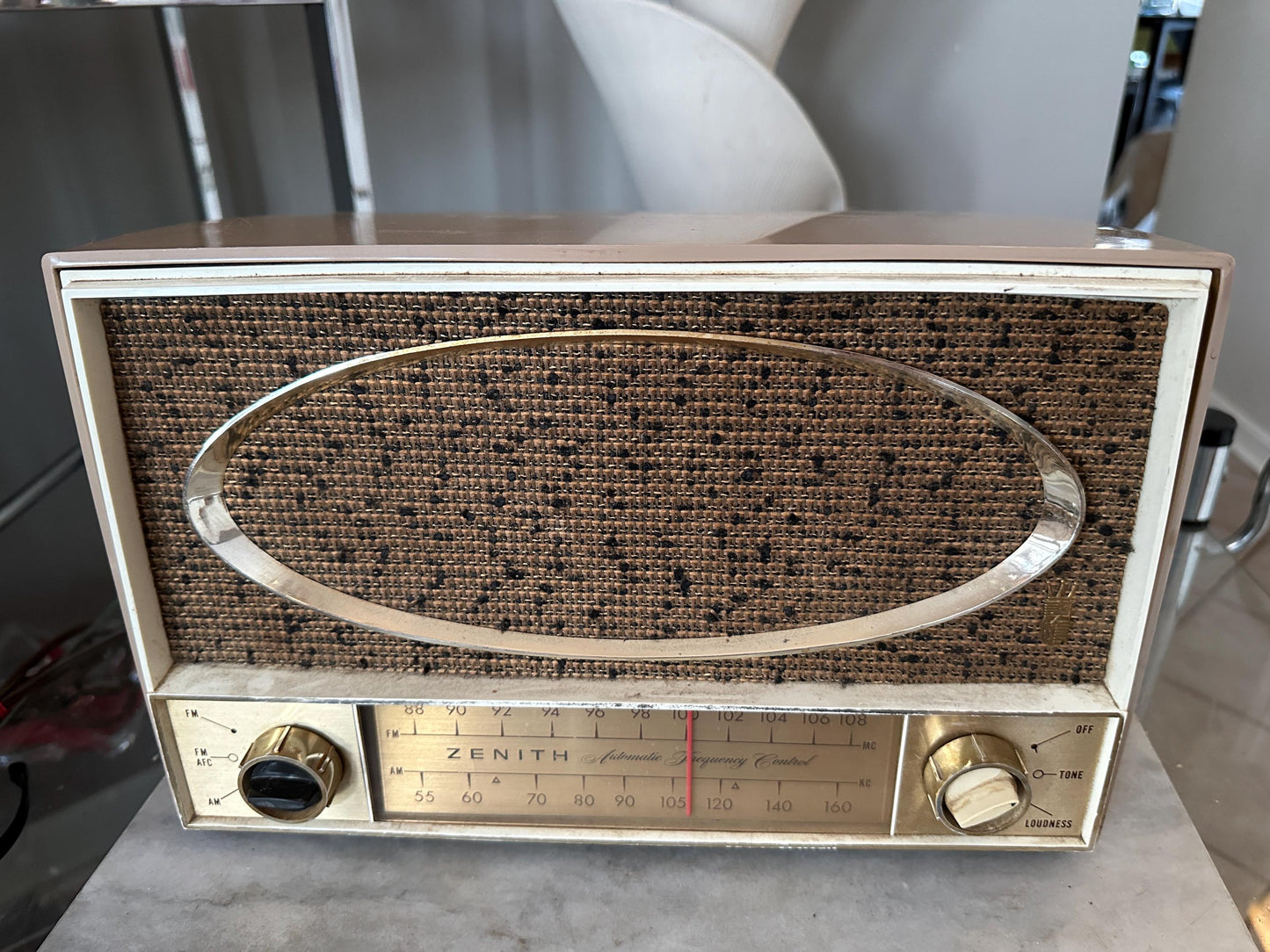 Vintage Radio Zenith Automatic Frequency Control Tube Radio 1959 Beige / Tan Vintage Zenith Radio