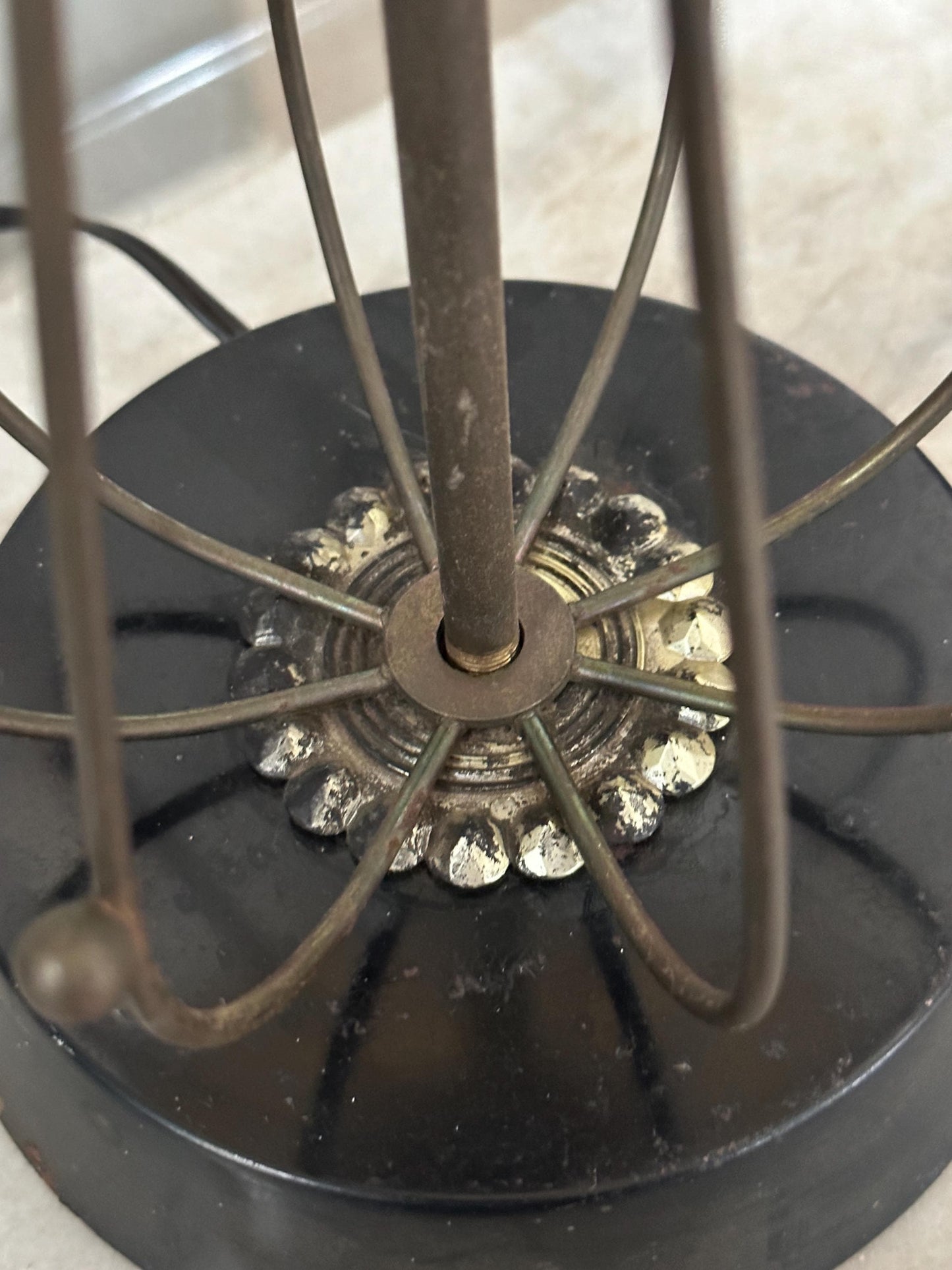 Vintage MCM Pink and Black Lotos deisgn Table Lamp with Brass Toned Metal Atomic Accents | Art Deco Mid Century Modern Lighting