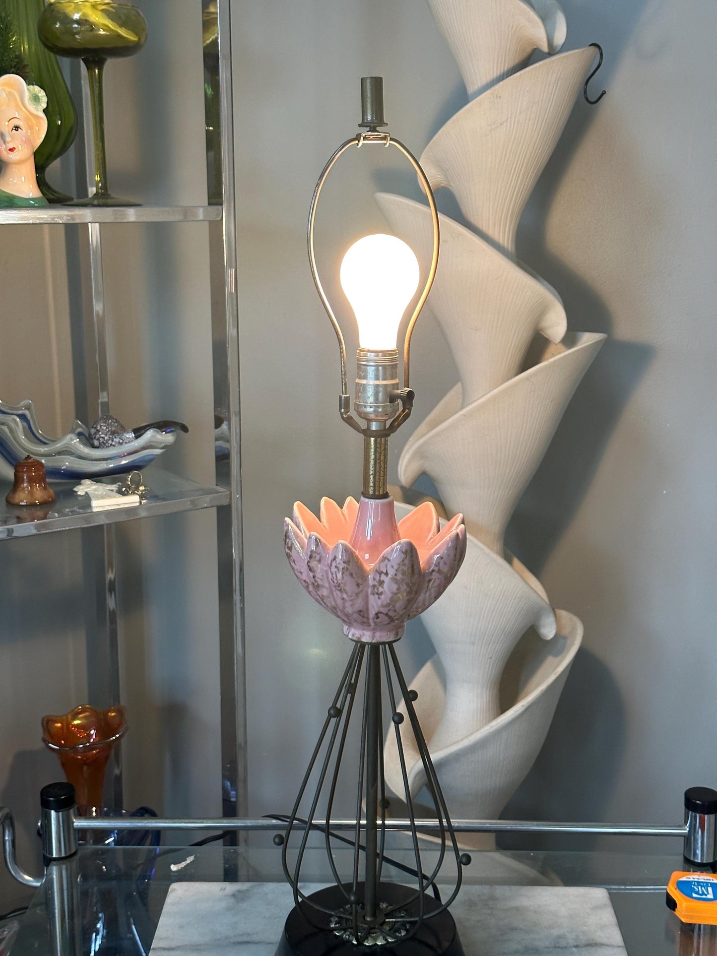 Vintage MCM Pink and Black Lotos deisgn Table Lamp with Brass Toned Metal Atomic Accents | Art Deco Mid Century Modern Lighting