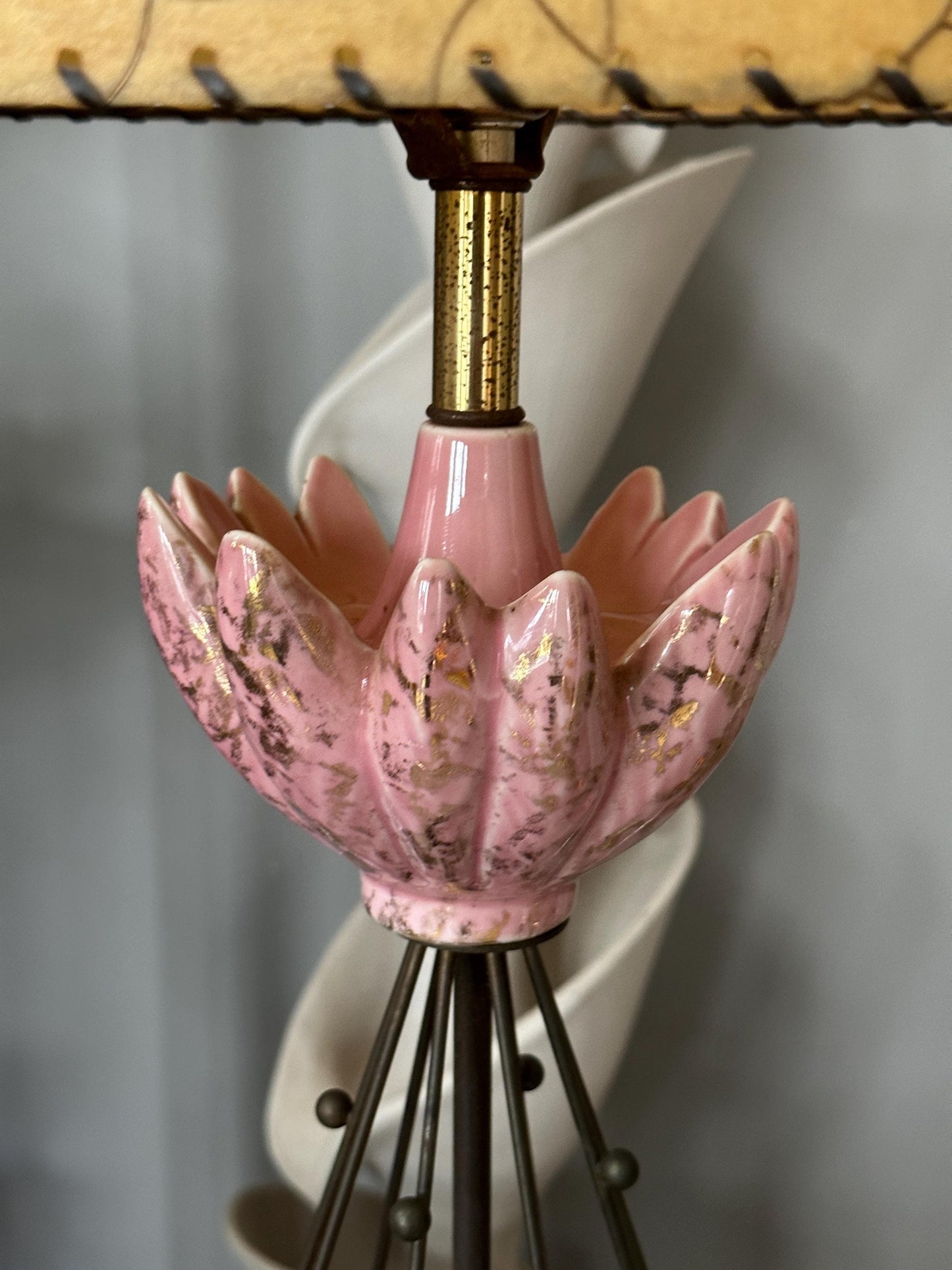 Vintage MCM Pink and Black Lotos deisgn Table Lamp with Brass Toned Metal Atomic Accents | Art Deco Mid Century Modern Lighting