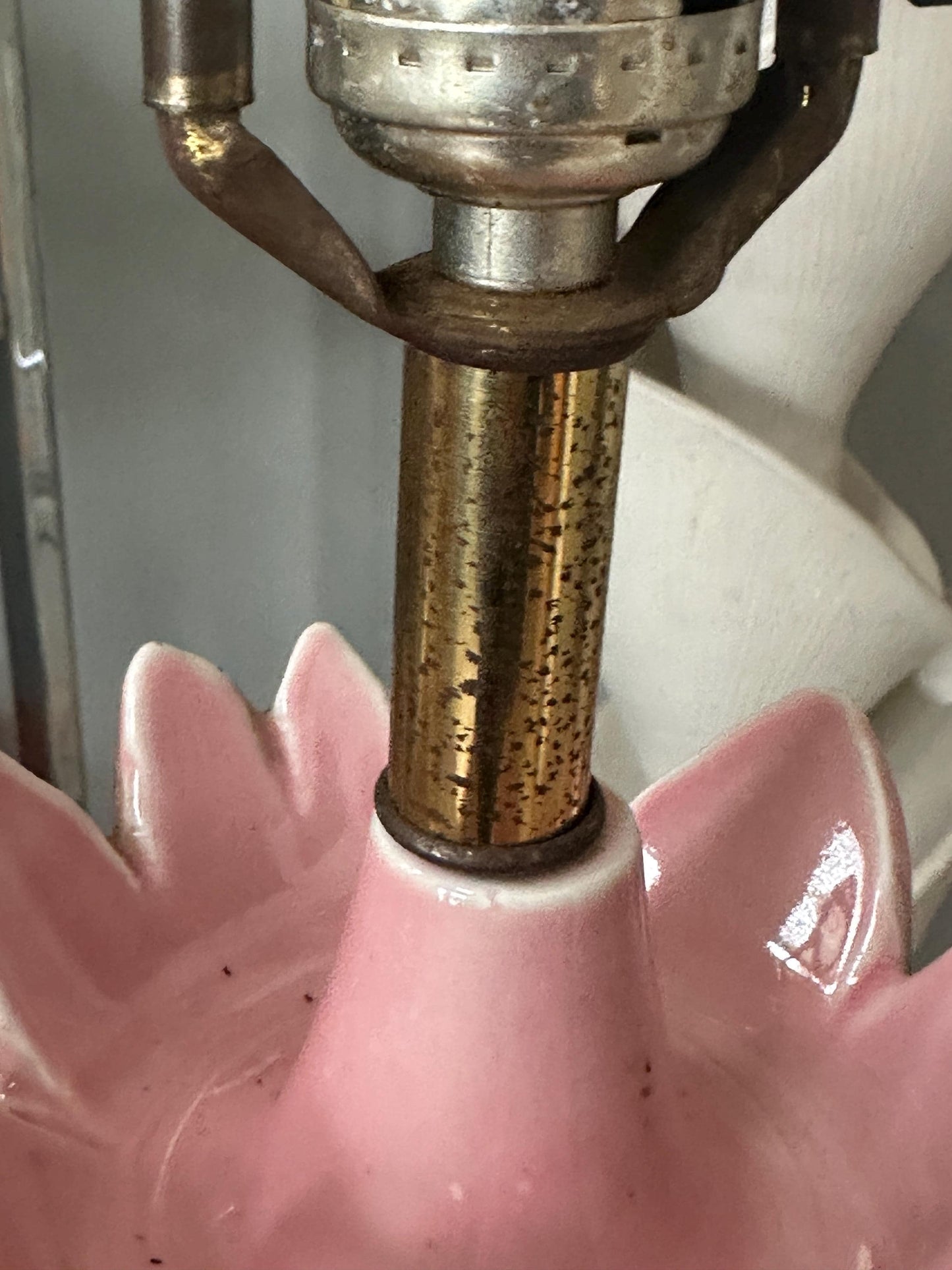 Vintage MCM Pink and Black Lotos deisgn Table Lamp with Brass Toned Metal Atomic Accents | Art Deco Mid Century Modern Lighting