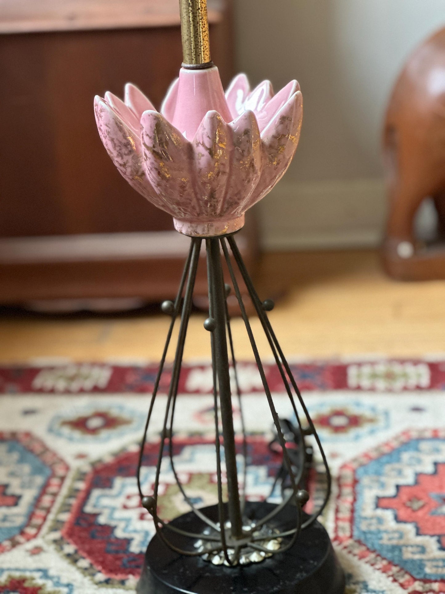 Vintage MCM Pink and Black Lotos deisgn Table Lamp with Brass Toned Metal Atomic Accents | Art Deco Mid Century Modern Lighting