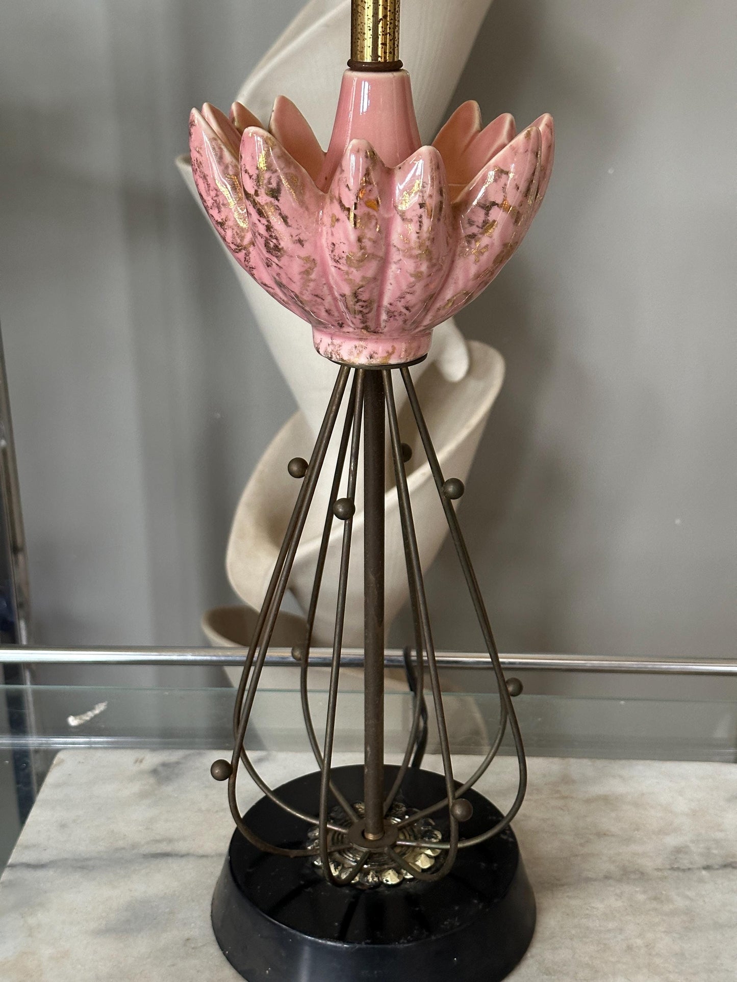 Vintage MCM Pink and Black Lotos deisgn Table Lamp with Brass Toned Metal Atomic Accents | Art Deco Mid Century Modern Lighting