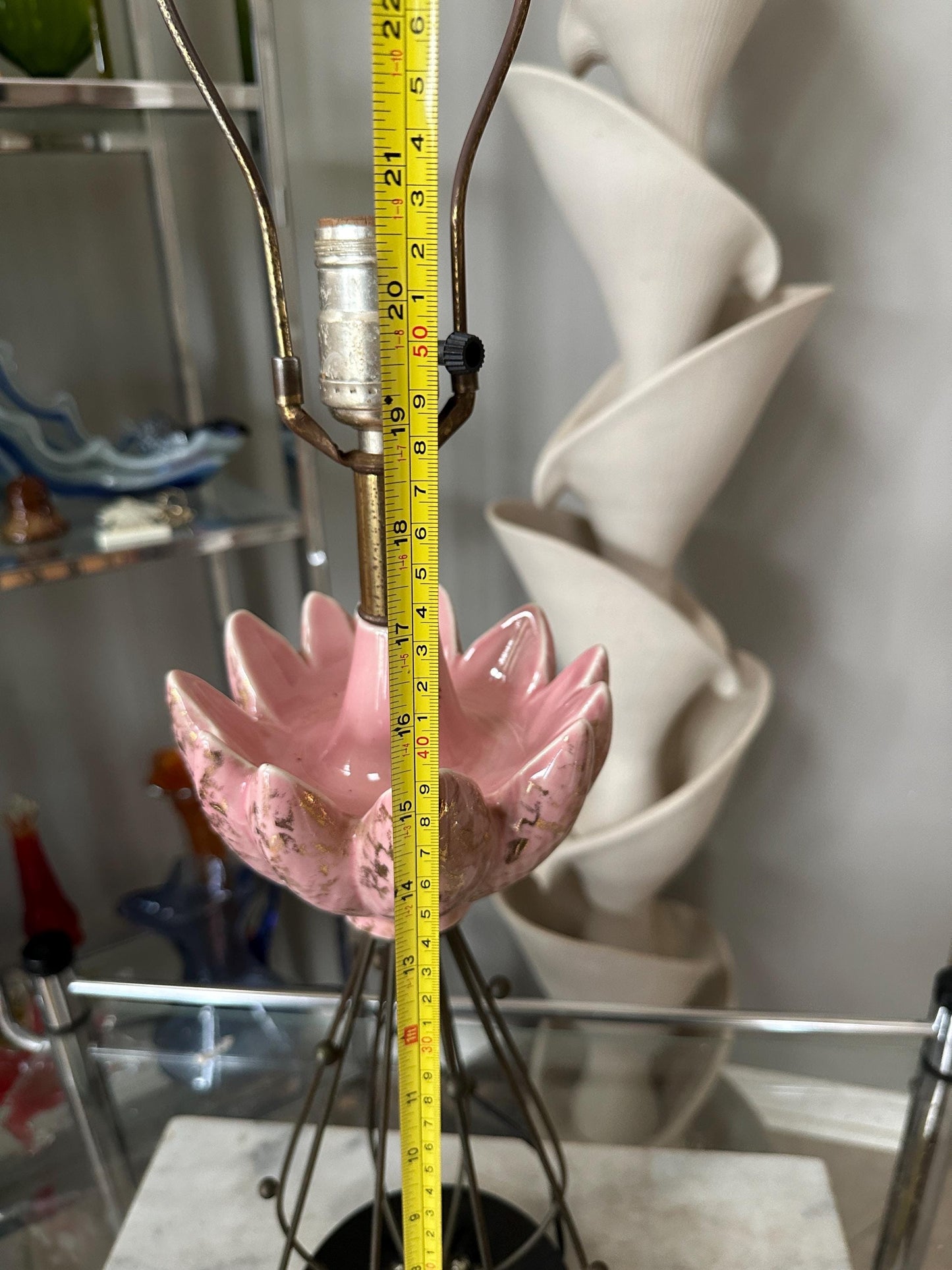 Vintage MCM Pink and Black Lotos deisgn Table Lamp with Brass Toned Metal Atomic Accents | Art Deco Mid Century Modern Lighting