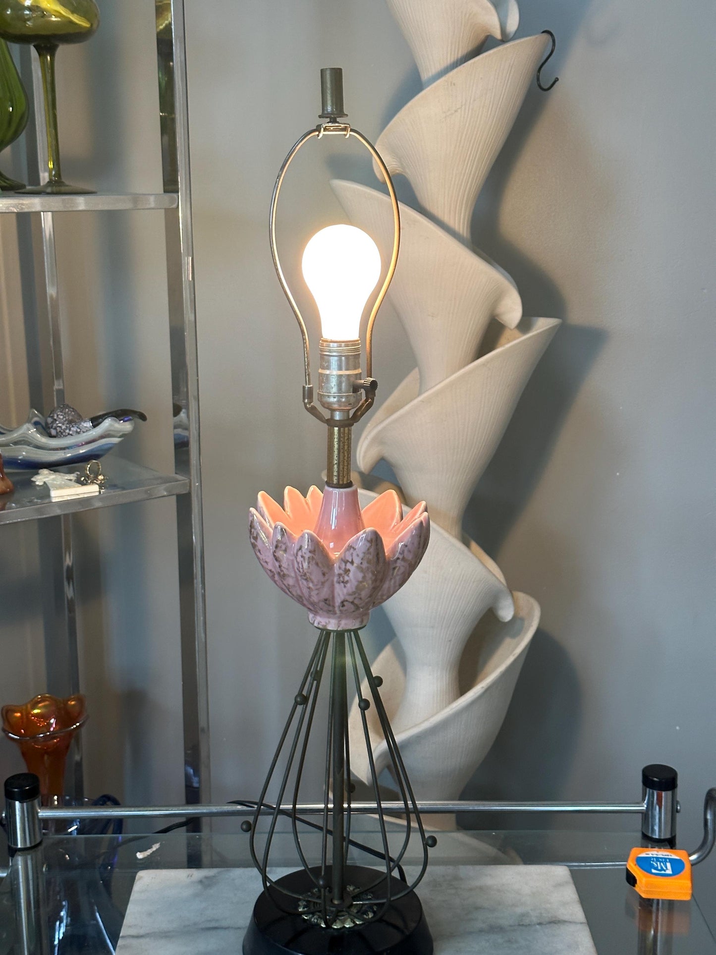 Vintage MCM Pink and Black Lotos deisgn Table Lamp with Brass Toned Metal Atomic Accents | Art Deco Mid Century Modern Lighting