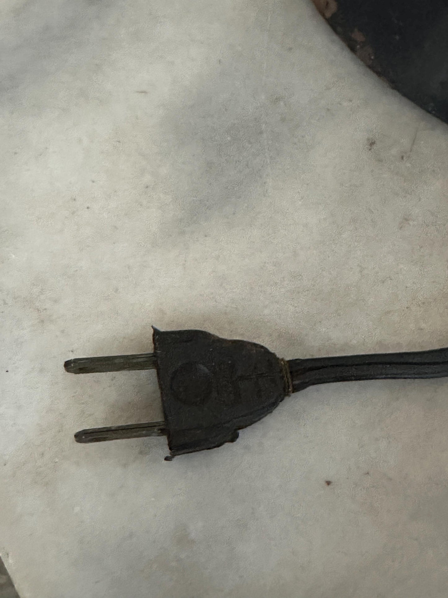 Vintage MCM Pink and Black Lotos deisgn Table Lamp with Brass Toned Metal Atomic Accents | Art Deco Mid Century Modern Lighting