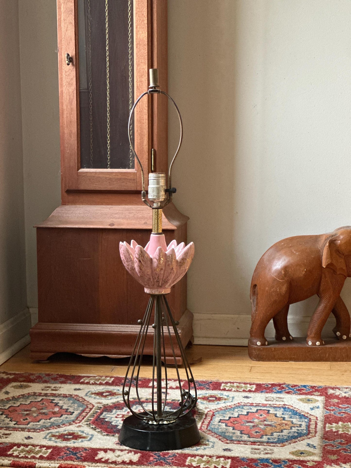 Vintage MCM Pink and Black Lotos deisgn Table Lamp with Brass Toned Metal Atomic Accents | Art Deco Mid Century Modern Lighting