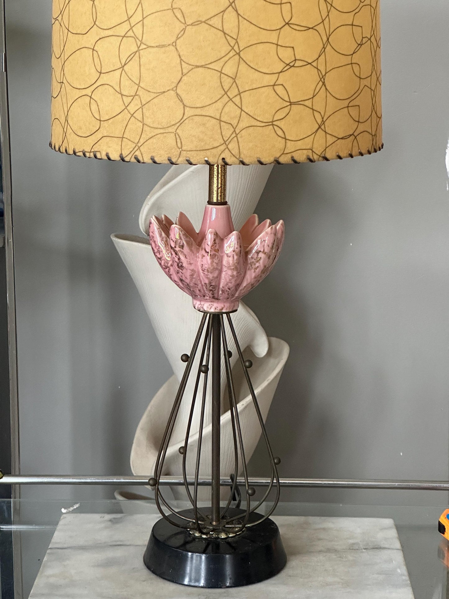 Vintage MCM Pink and Black Lotos deisgn Table Lamp with Brass Toned Metal Atomic Accents | Art Deco Mid Century Modern Lighting