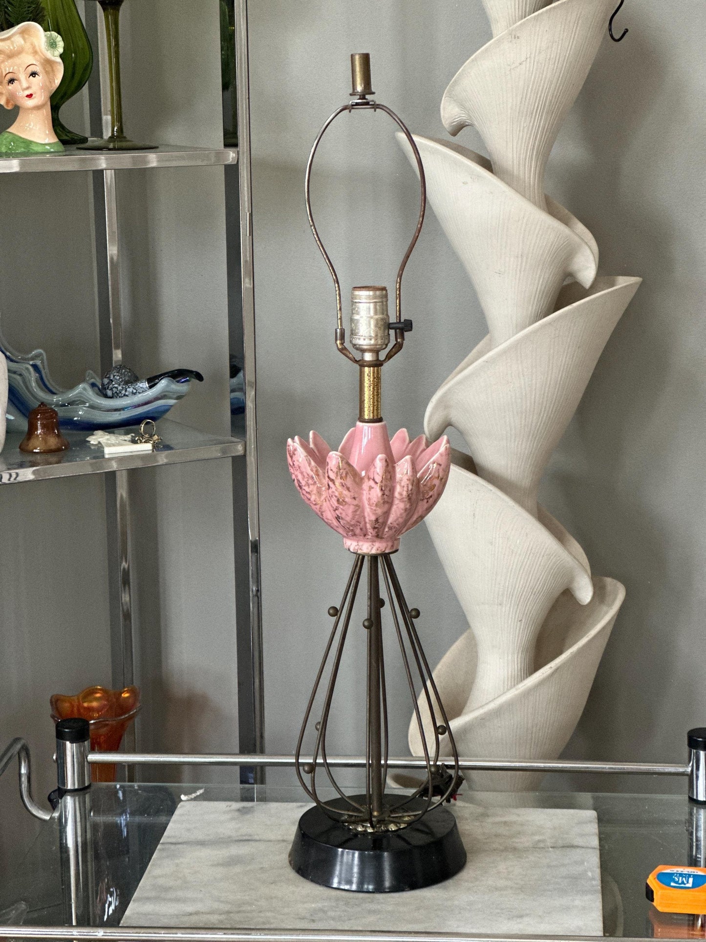 Vintage MCM Pink and Black Lotos deisgn Table Lamp with Brass Toned Metal Atomic Accents | Art Deco Mid Century Modern Lighting