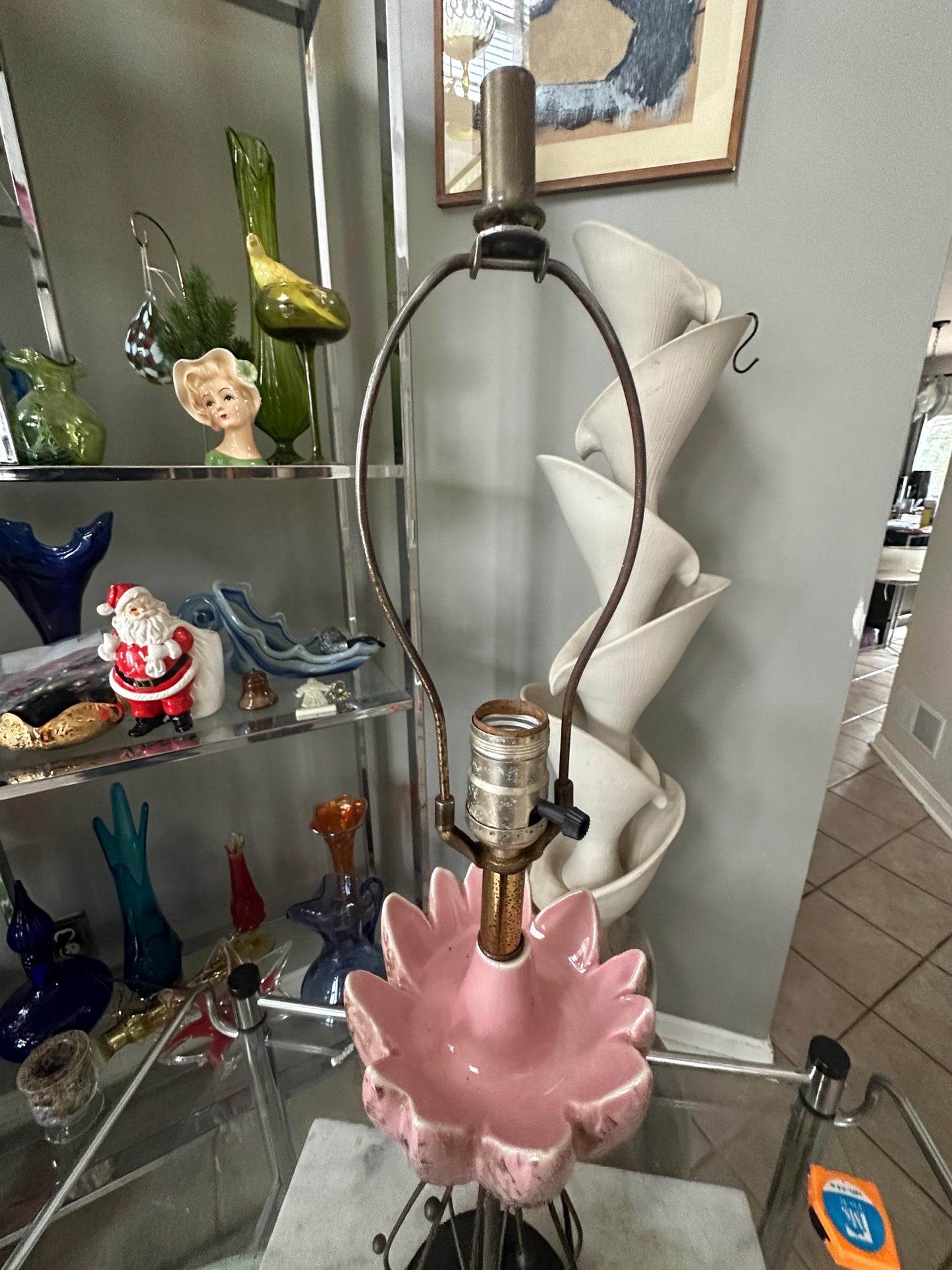 Vintage MCM Pink and Black Lotos deisgn Table Lamp with Brass Toned Metal Atomic Accents | Art Deco Mid Century Modern Lighting