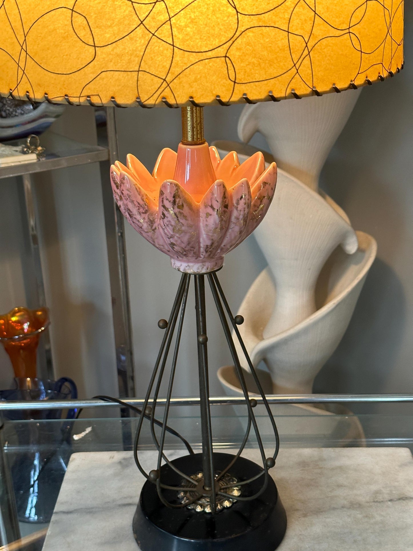 Vintage MCM Pink and Black Lotos deisgn Table Lamp with Brass Toned Metal Atomic Accents | Art Deco Mid Century Modern Lighting