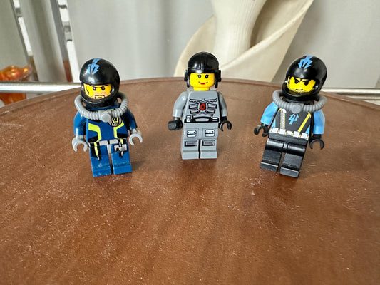 LEGO® Aquaraiders Divers (2) + Space Police 3 Officer – Lot of 3 Minifigures – Retired Themes – 2000s era LEGO