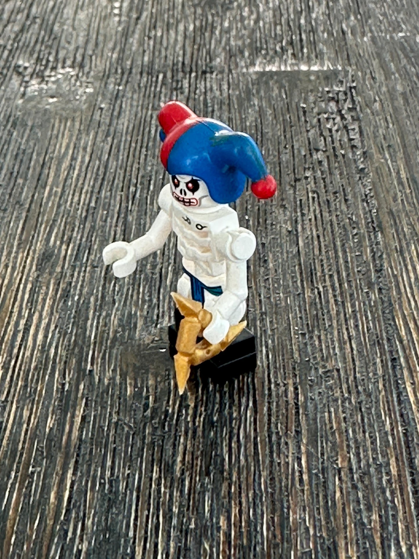 LEGO Minifigure Ninjago Krazi - Jester Hat Blue njo017 + Star Weapon