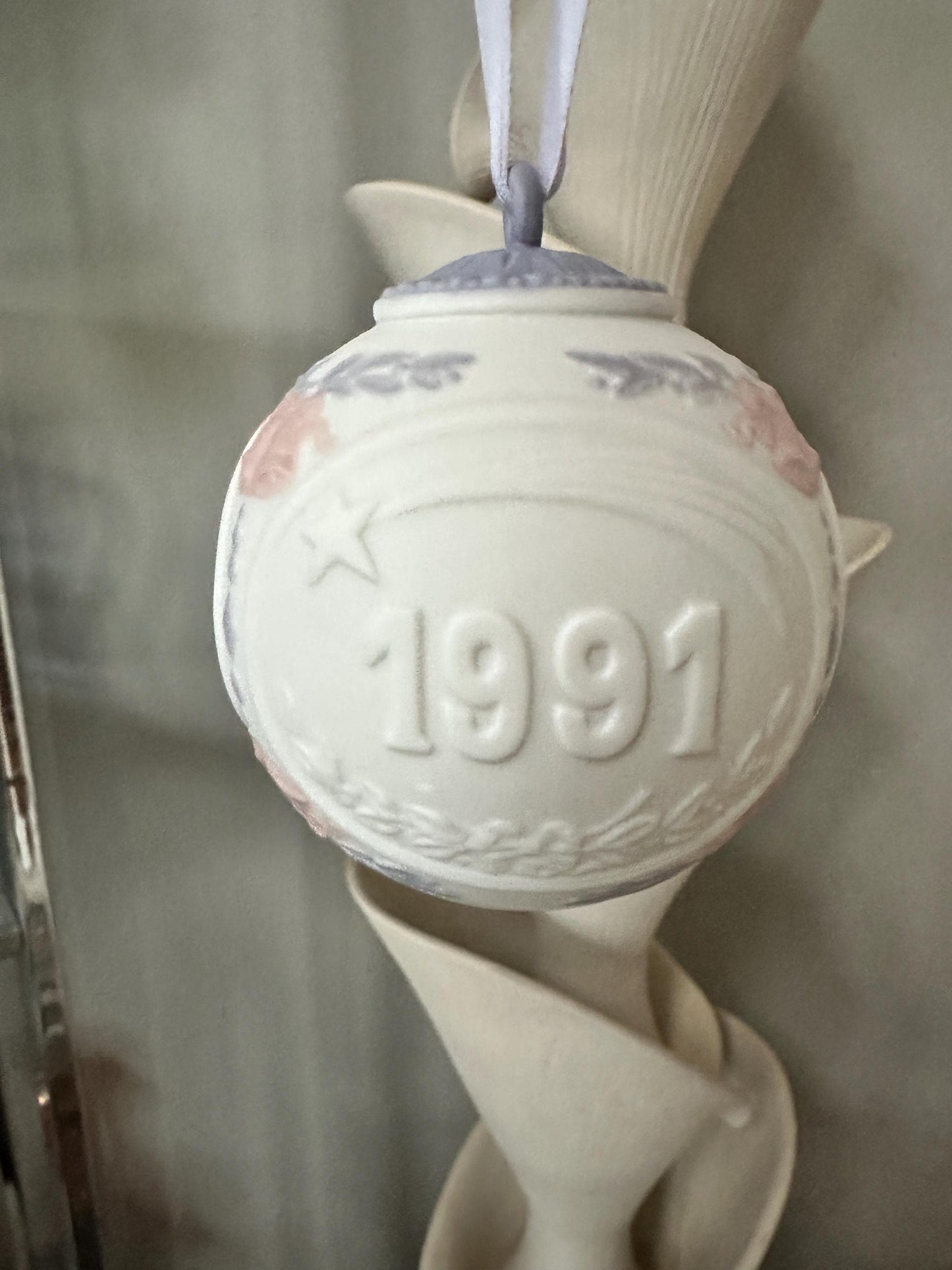 1991 Lladró Porcelain Christmas Ball Ornament – Retired Spanish Holiday Décor (Original Box)