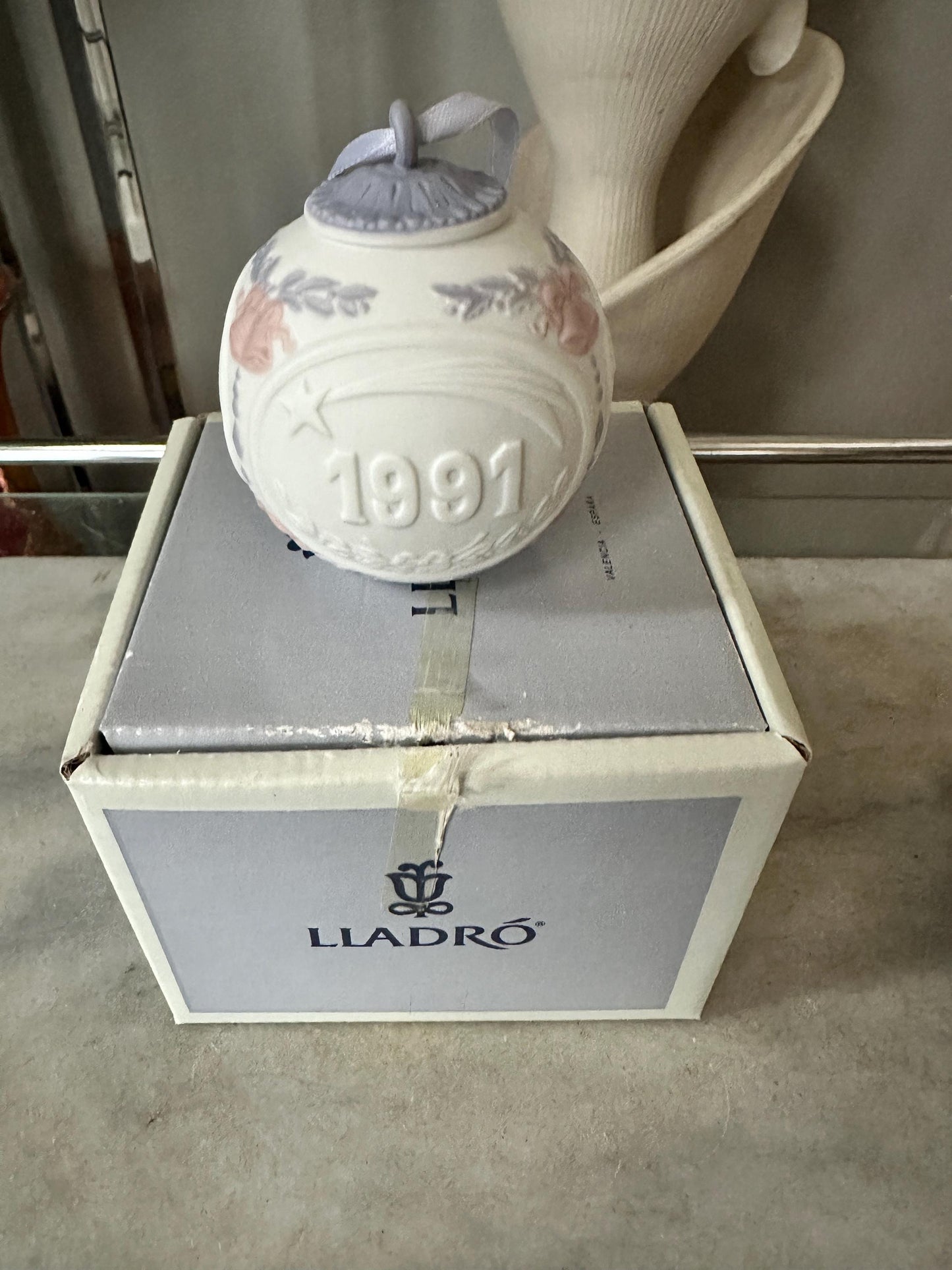 1991 Lladró Porcelain Christmas Ball Ornament – Retired Spanish Holiday Décor (Original Box)