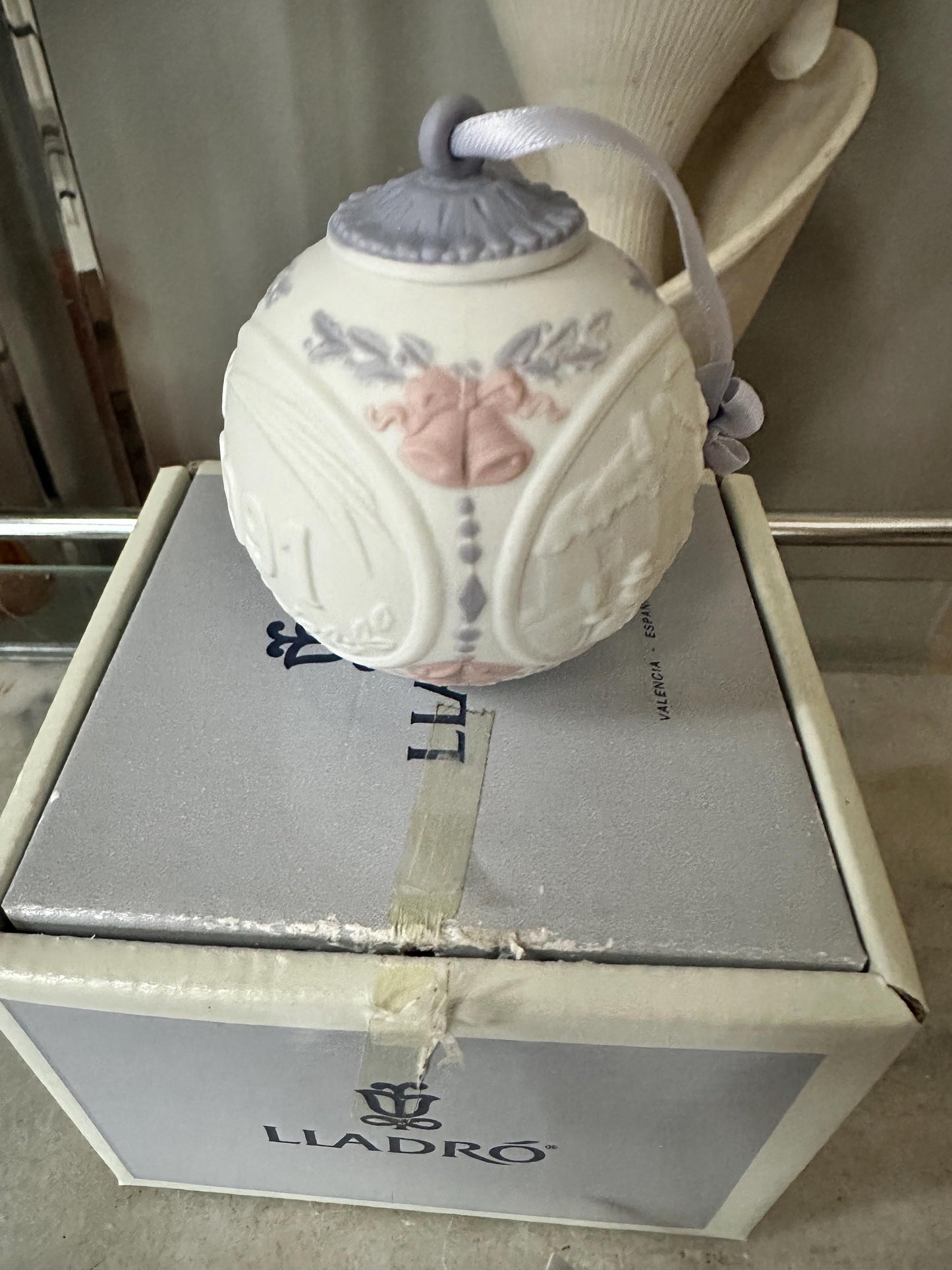 1991 Lladró Porcelain Christmas Ball Ornament – Retired Spanish Holiday Décor (Original Box)