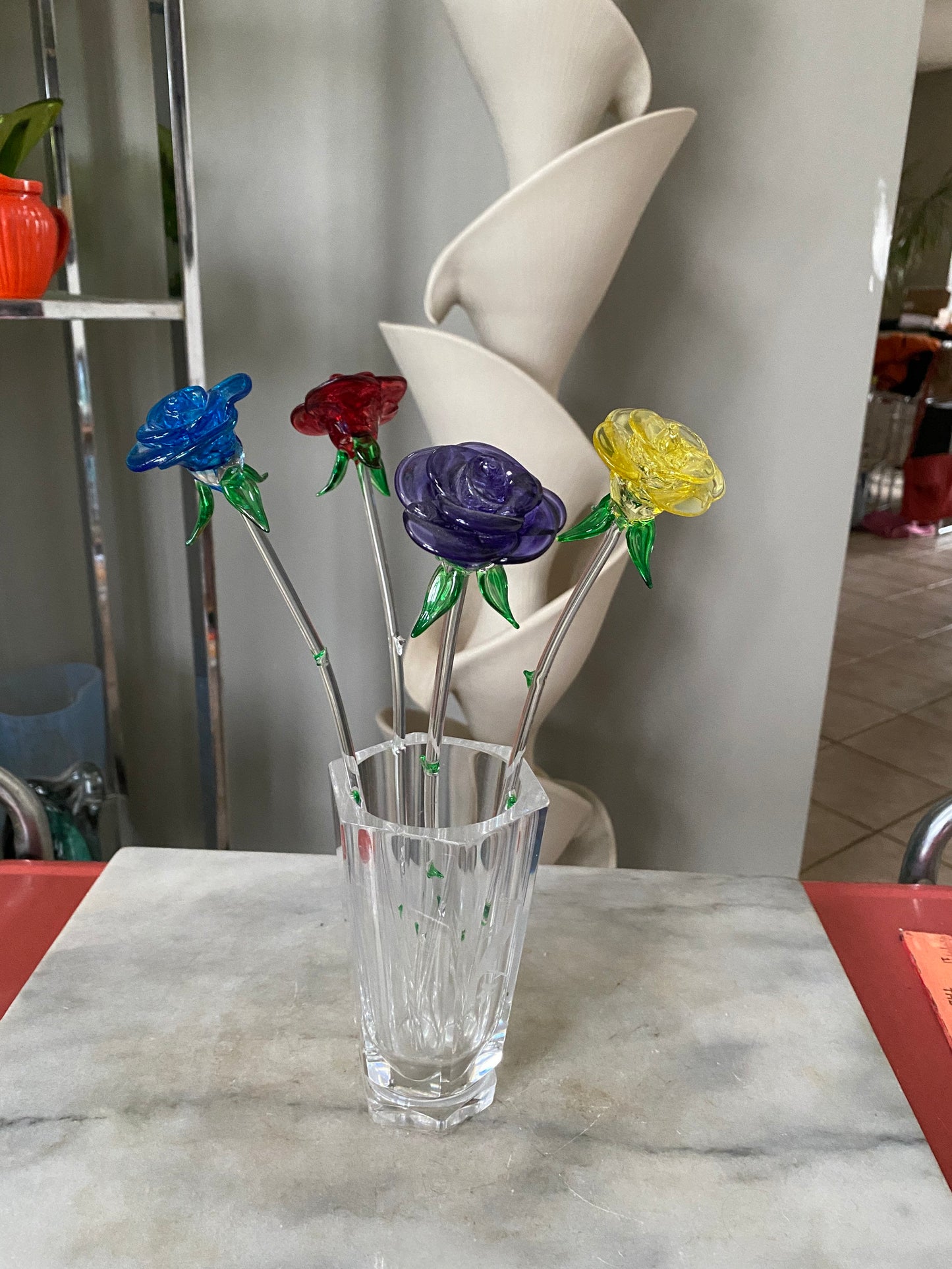 Vintage Set of Four Art Glass Roses in Mid Century Modern Etched Glass Paneled Heavy Glass  Vase with Asian Bird Design