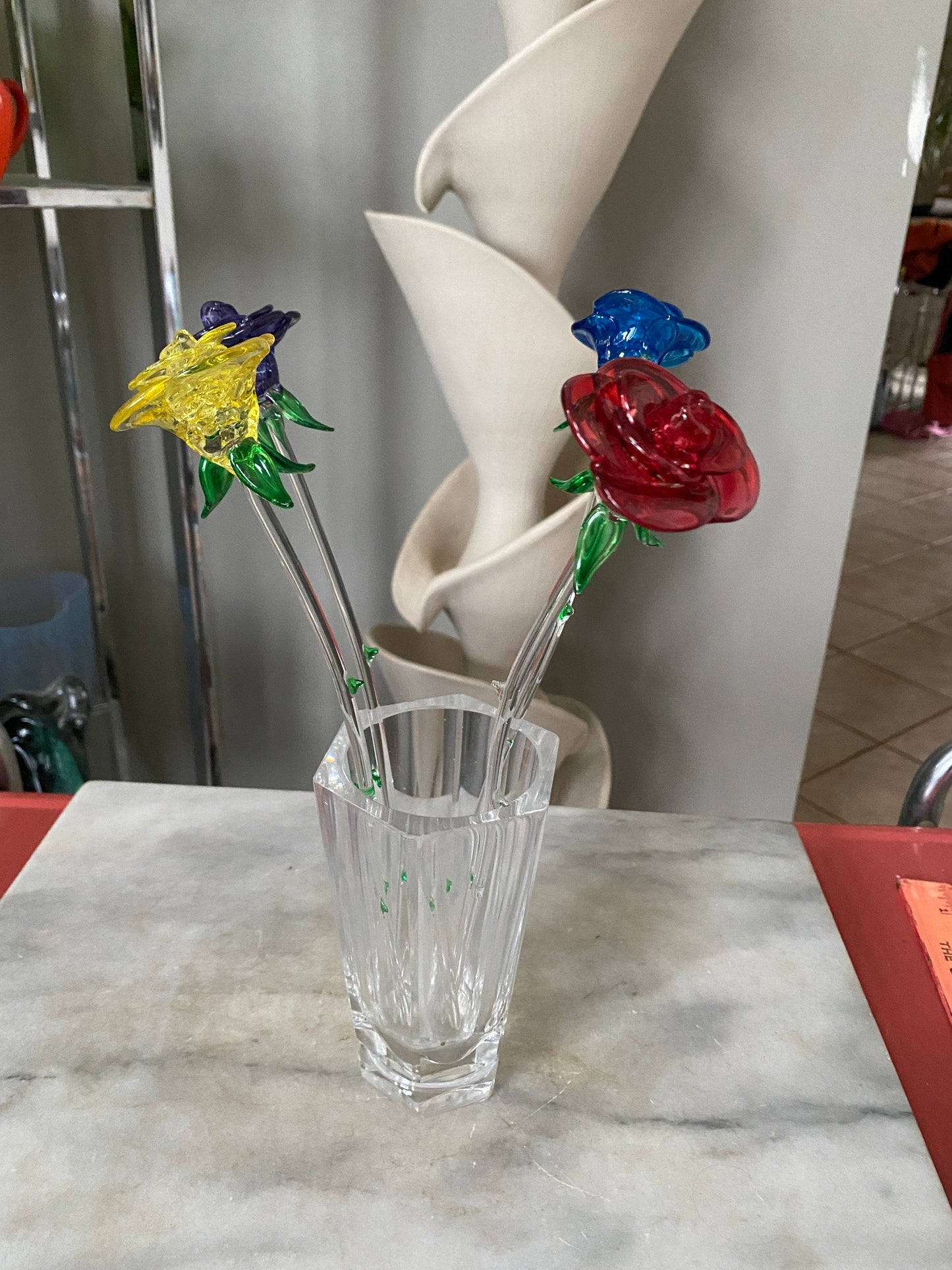 Vintage Set of Four Art Glass Roses in Mid Century Modern Etched Glass Paneled Heavy Glass  Vase with Asian Bird Design