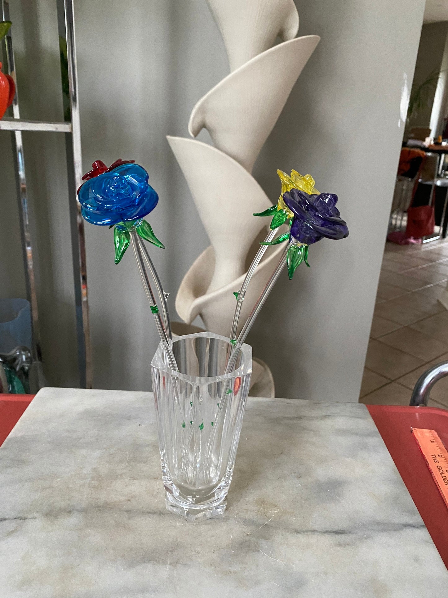 Vintage Set of Four Art Glass Roses in Mid Century Modern Etched Glass Paneled Heavy Glass  Vase with Asian Bird Design