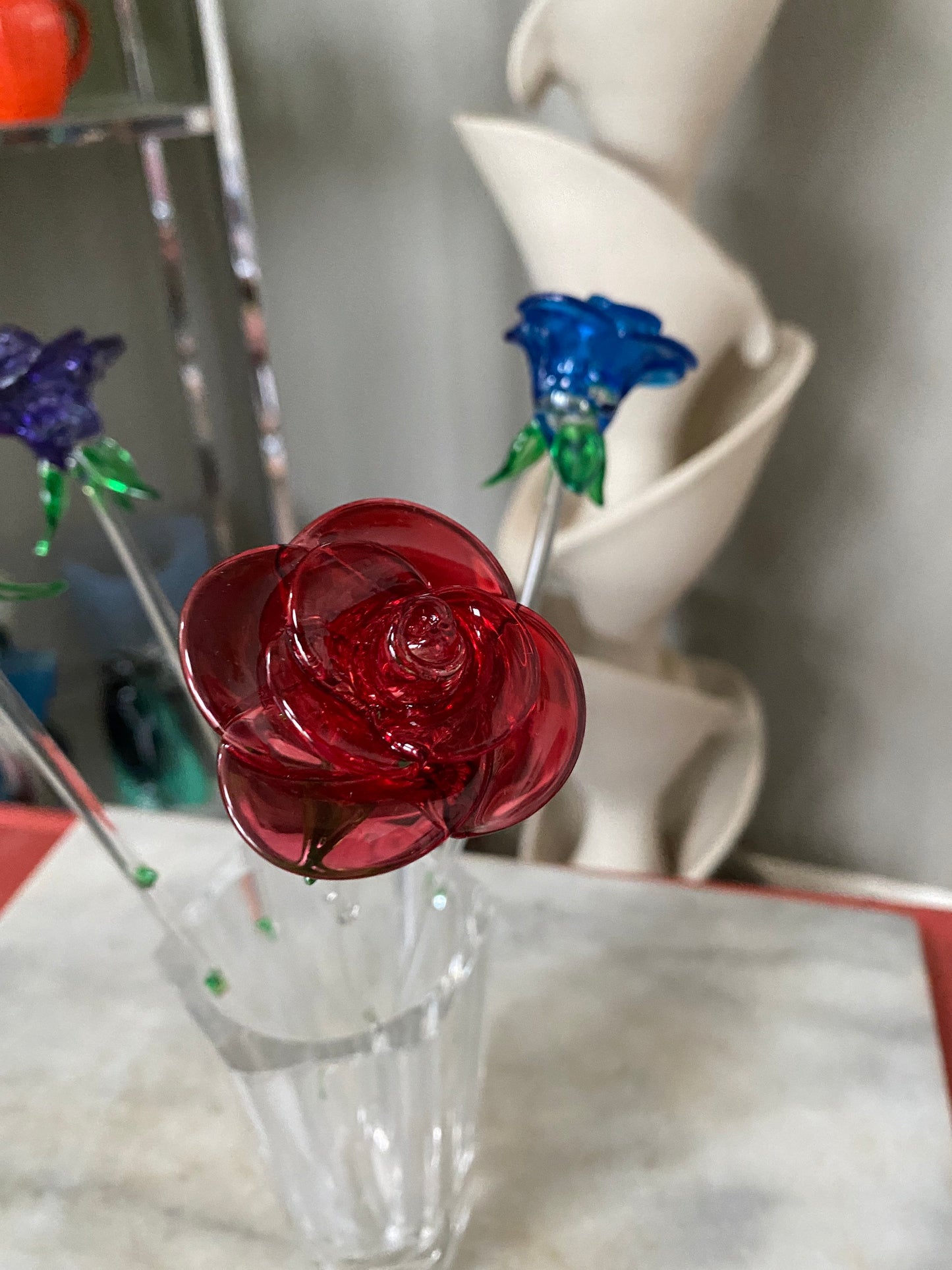 Vintage Set of Four Art Glass Roses in Mid Century Modern Etched Glass Paneled Heavy Glass  Vase with Asian Bird Design