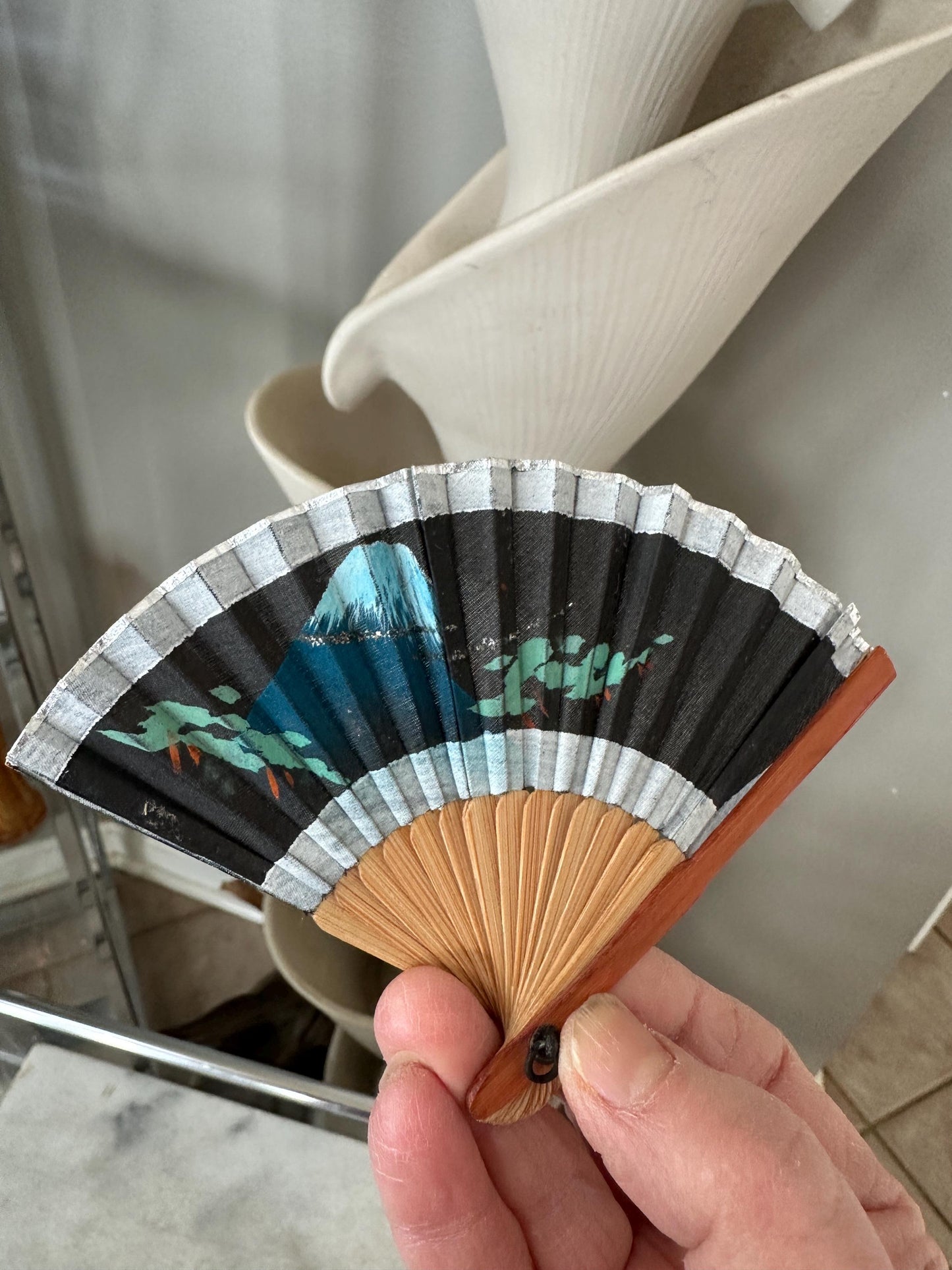 Vintage 1960s Japanese Silk Fan Set – Crane, Cherry Blossom & Torii Gate
