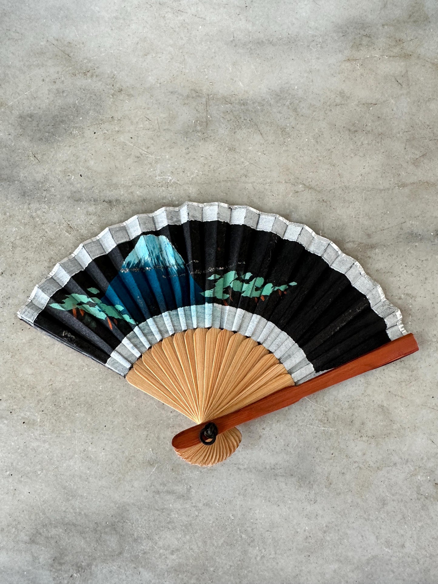 Vintage 1960s Japanese Silk Fan Set – Crane, Cherry Blossom & Torii Gate