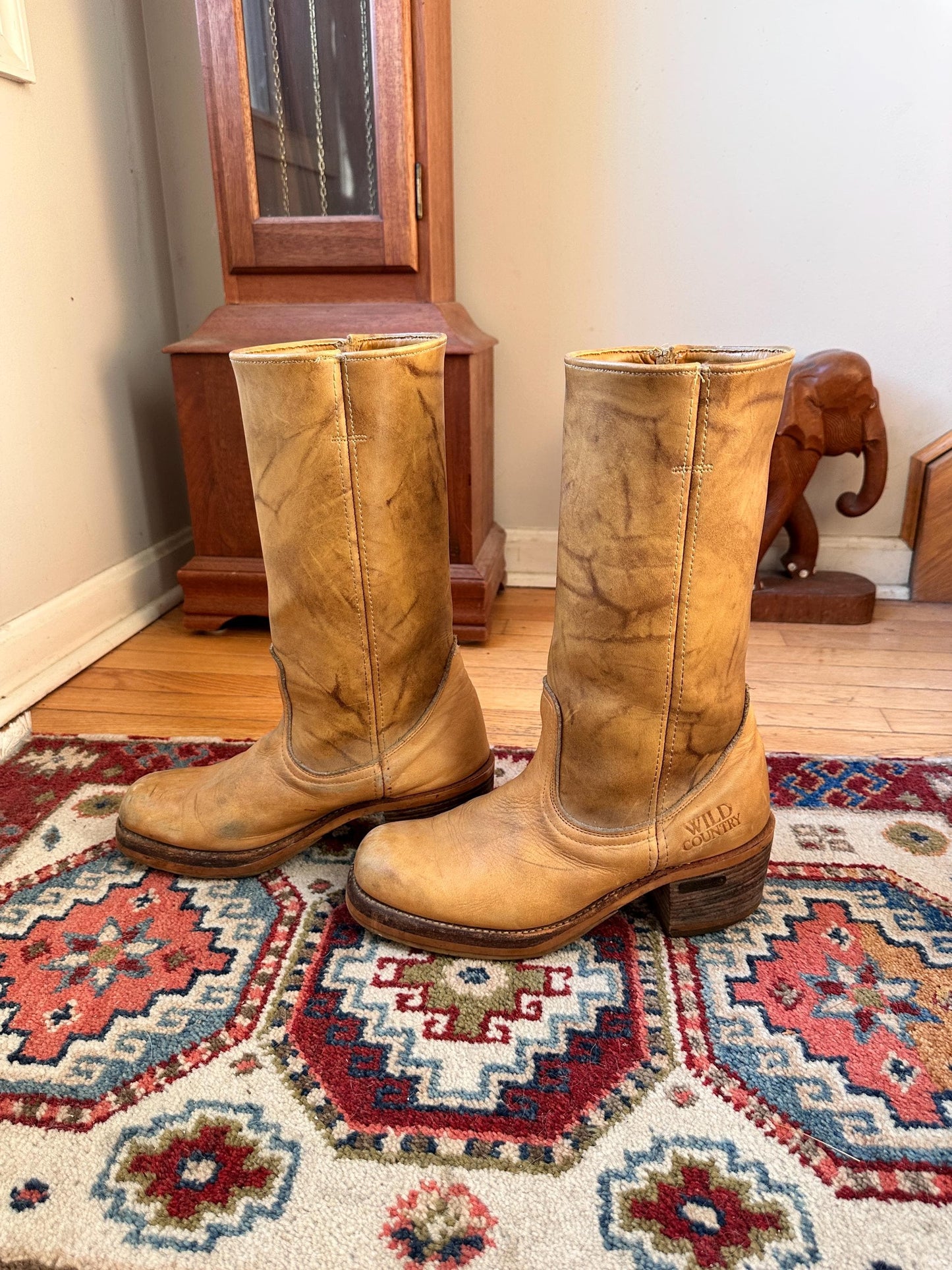Vintage Wild Country Tan Leather Campus Boots – Wooden Stacked Heel 1970s - Women's 11D