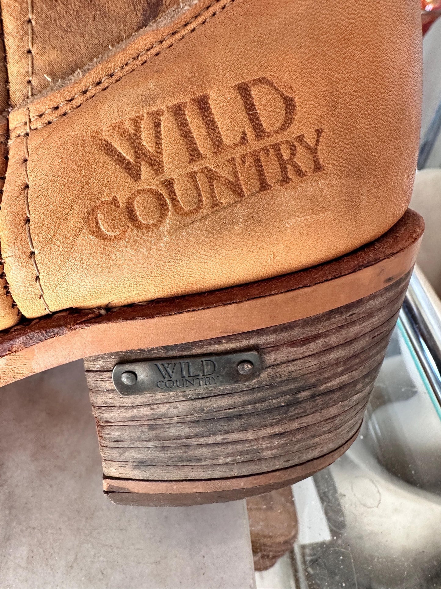 Vintage Wild Country Tan Leather Campus Boots – Wooden Stacked Heel 1970s - Women's 11D