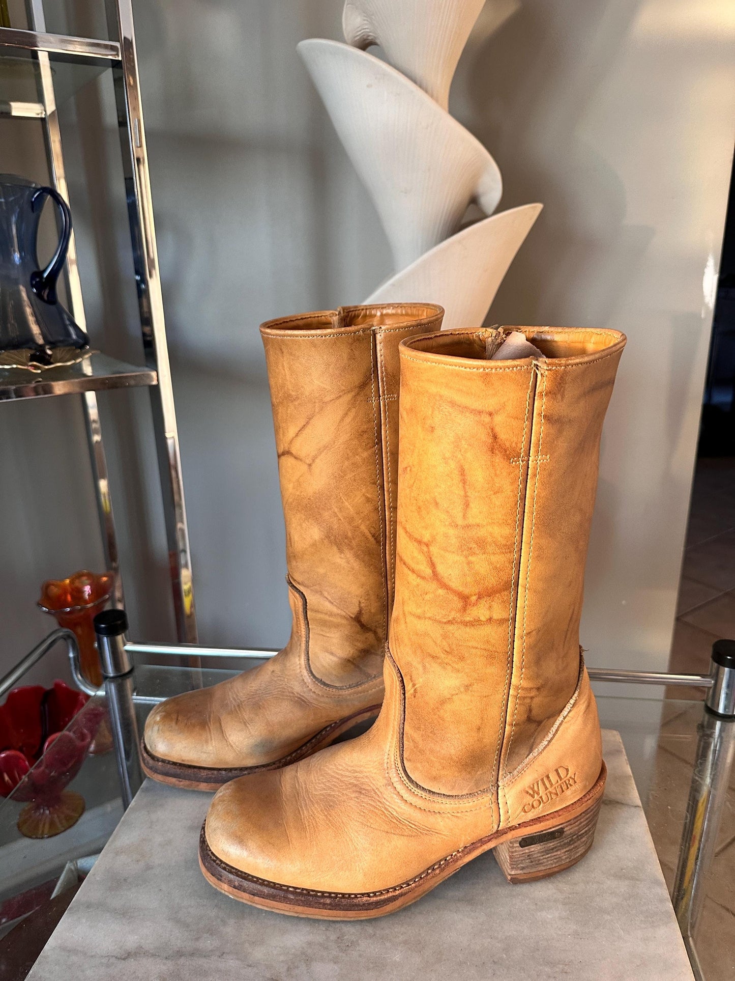 Vintage Wild Country Tan Leather Campus Boots – Wooden Stacked Heel 1970s - Women's 11D