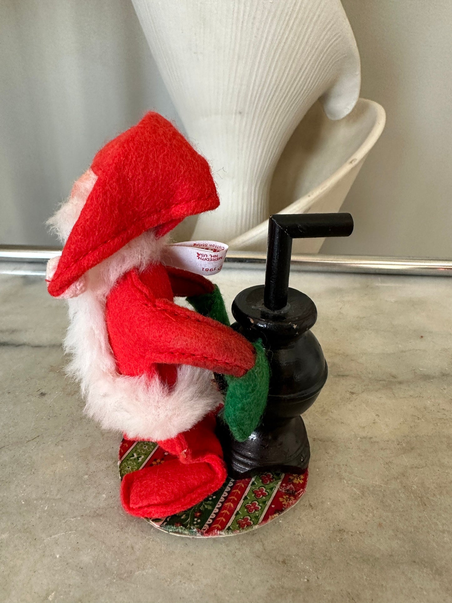 Vintage Annalee 5” Santa with Pot Belly Stove - 1981,  Kitschy Annalee Mobilite Doll