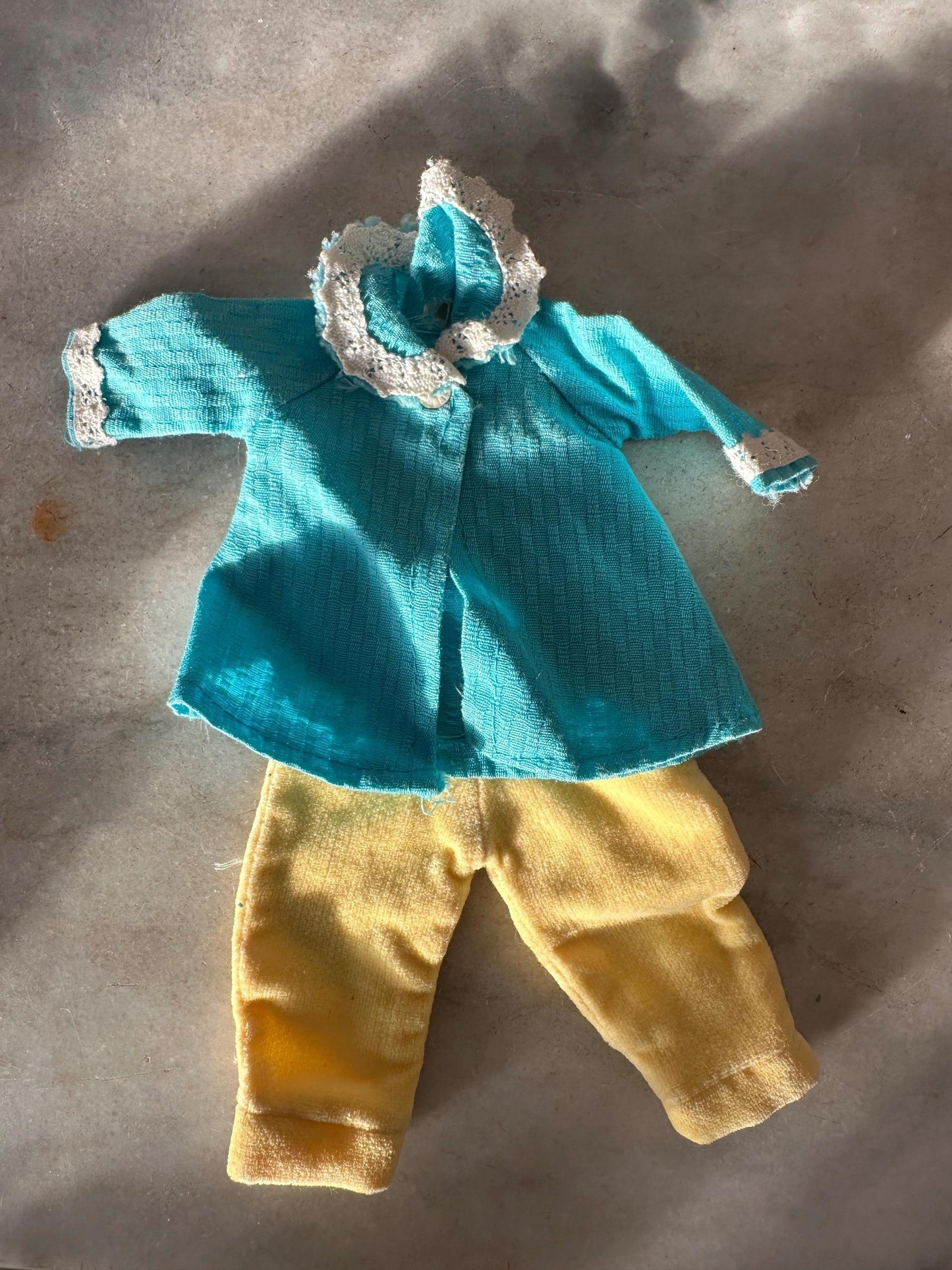 Vintage 1964 Penny Brite Doll Carry Case with 6 Outfits – Mid Century Topper Toys