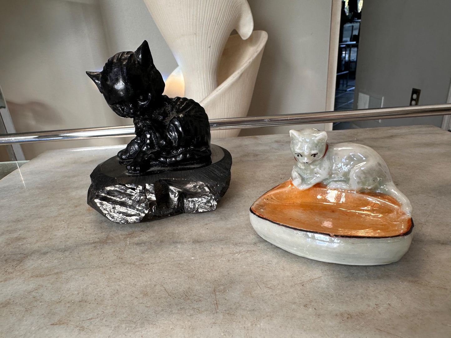 Vintage Kitschy Cat Figurine Set – Polished Anthracite Black Cat Sculpture & Mid-Century Japanese Iridescent Lusterware Cat Dish – Retro Cat