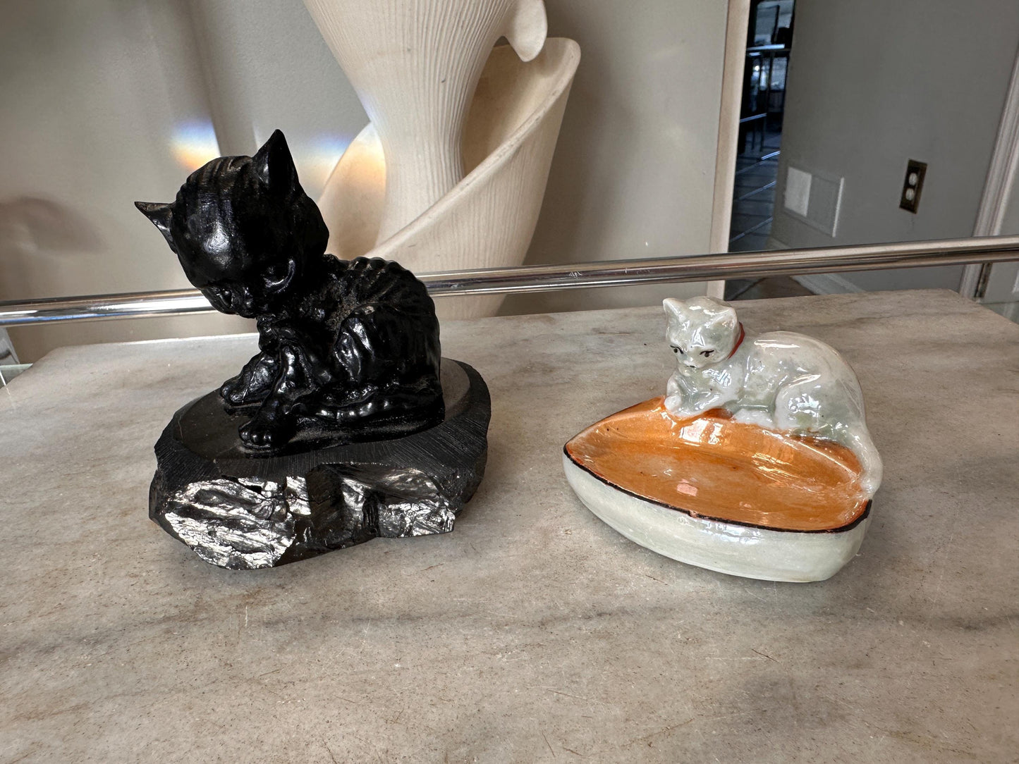 Vintage Kitschy Cat Figurine Set – Polished Anthracite Black Cat Sculpture & Mid-Century Japanese Iridescent Lusterware Cat Dish – Retro Cat