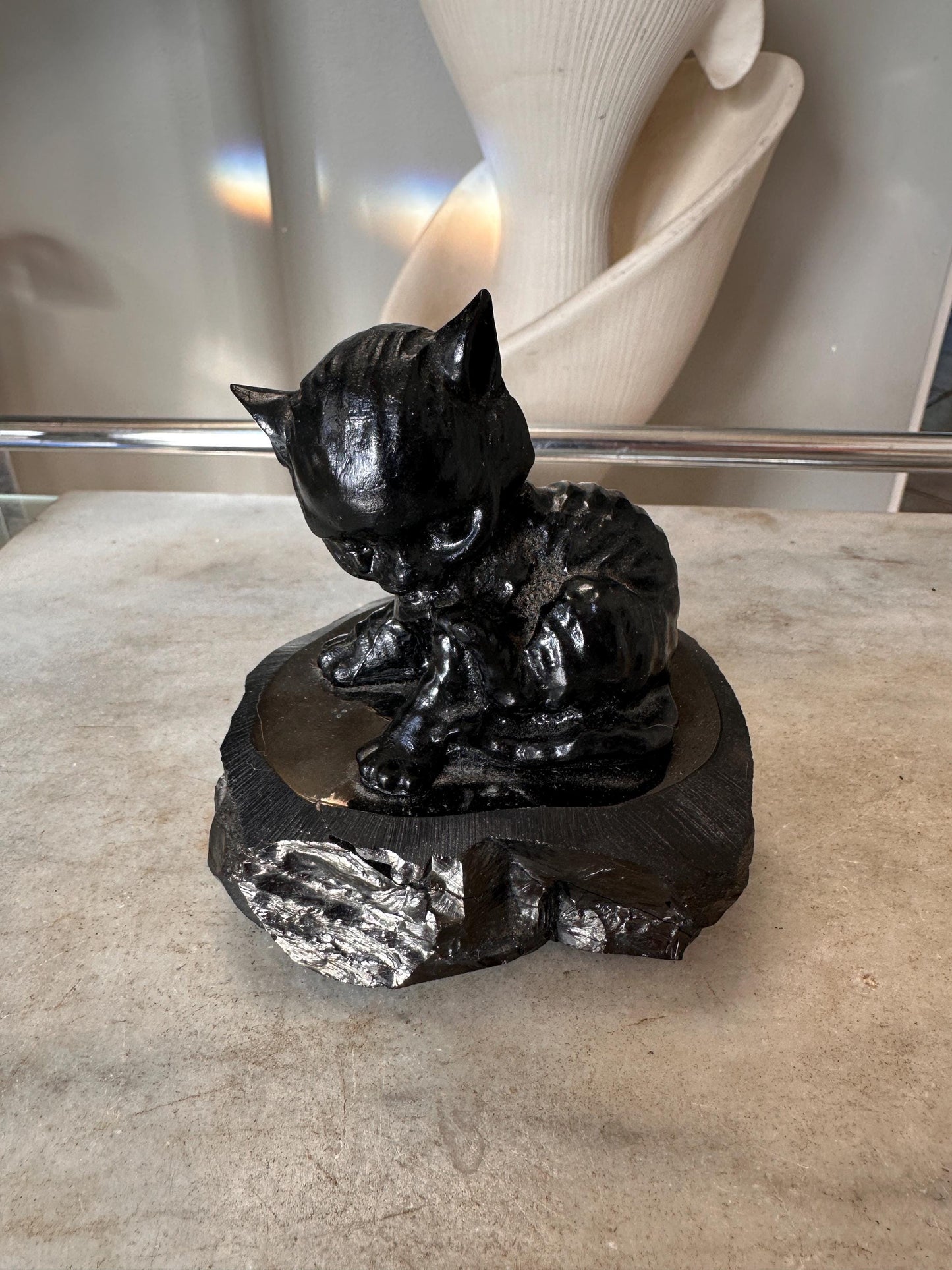 Vintage Kitschy Cat Figurine Set – Polished Anthracite Black Cat Sculpture & Mid-Century Japanese Iridescent Lusterware Cat Dish – Retro Cat
