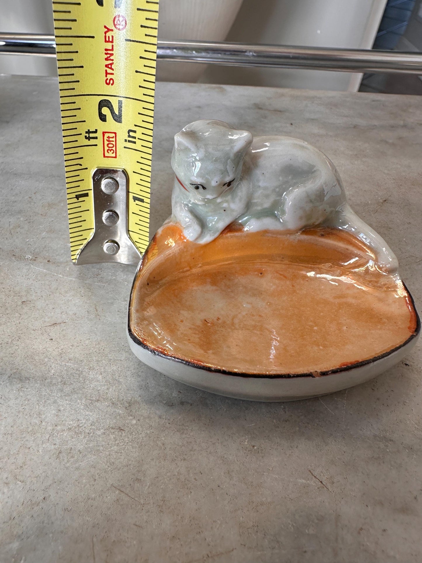 Vintage Kitschy Cat Figurine Set – Polished Anthracite Black Cat Sculpture & Mid-Century Japanese Iridescent Lusterware Cat Dish – Retro Cat