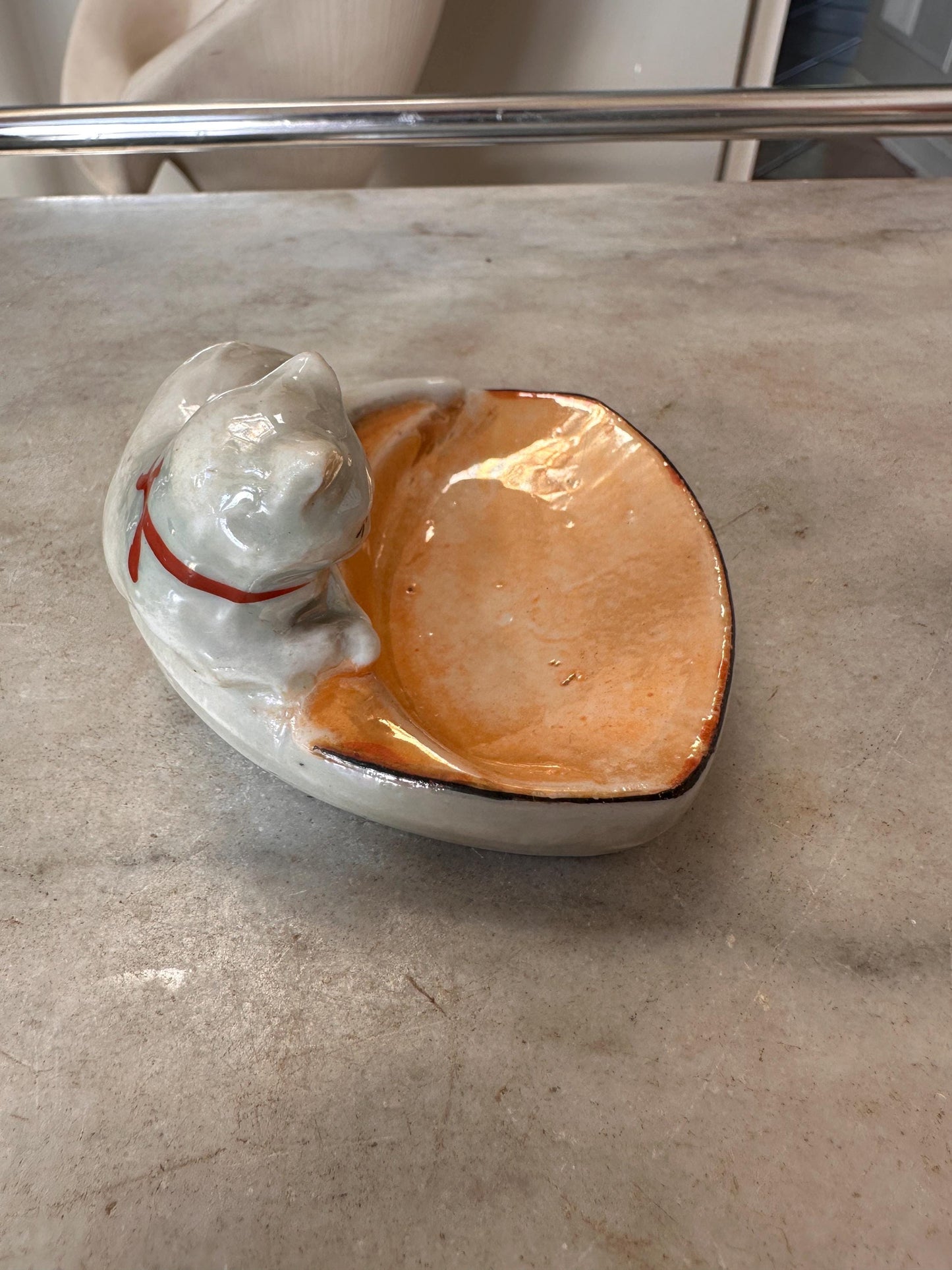 Vintage Kitschy Cat Figurine Set – Polished Anthracite Black Cat Sculpture & Mid-Century Japanese Iridescent Lusterware Cat Dish – Retro Cat