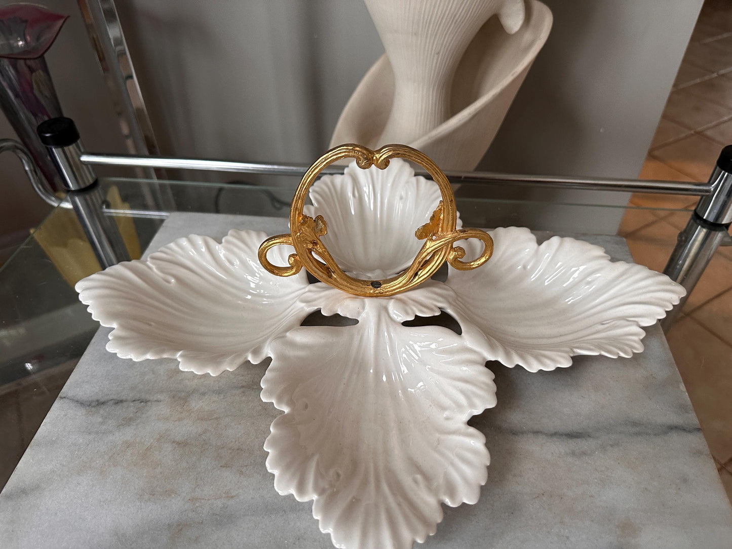 Vintage USA California Pottery Ivory 4-Leaf Ceramic Serving Tray No. 404 | Gold-Tone Metal Round Handle | Mid-Century Serving Dish | Retro E