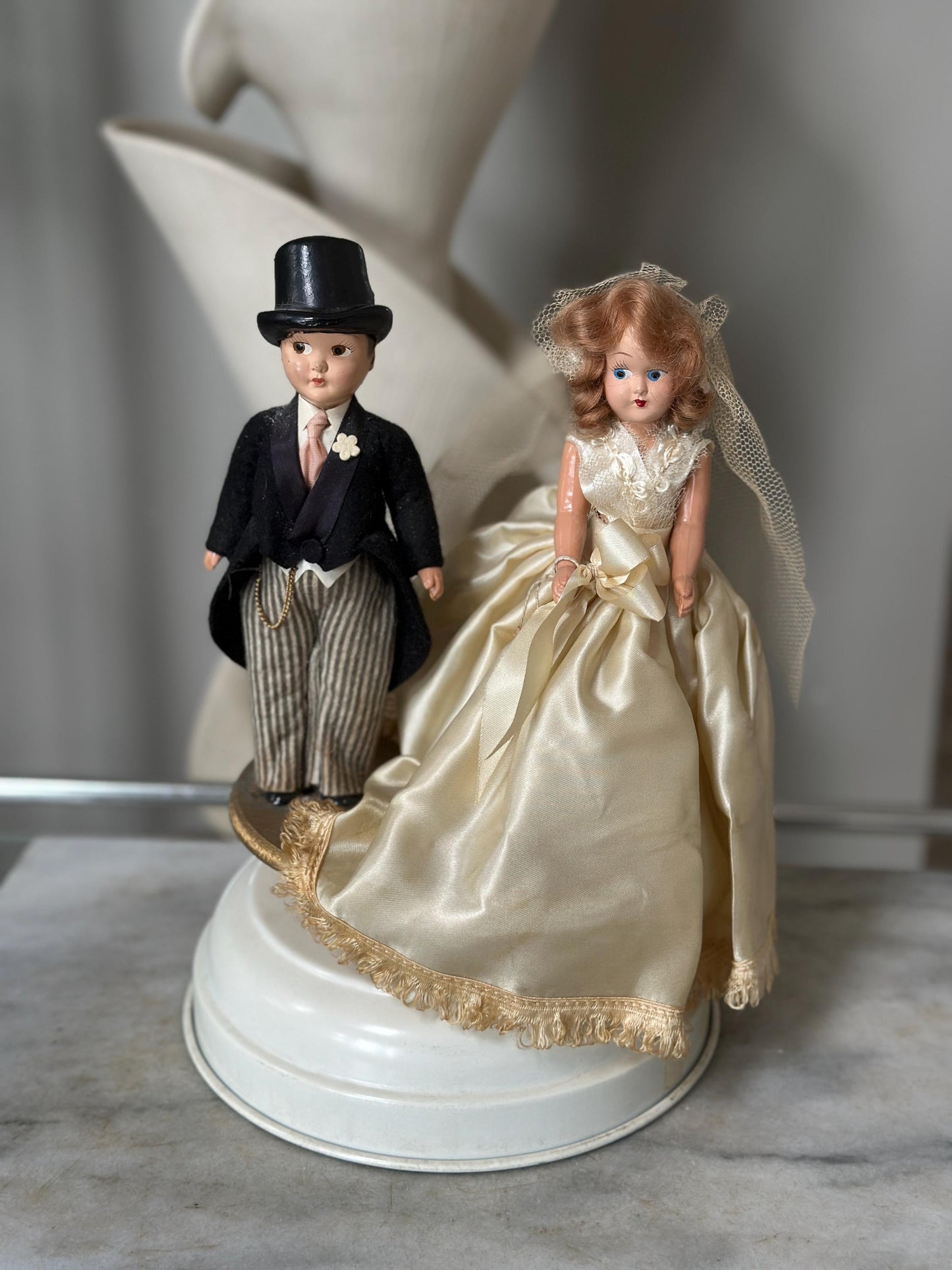 Vintage Antique Bride & Groom Wind-Up Musical Wedding Cake Topper – Rare Collectible