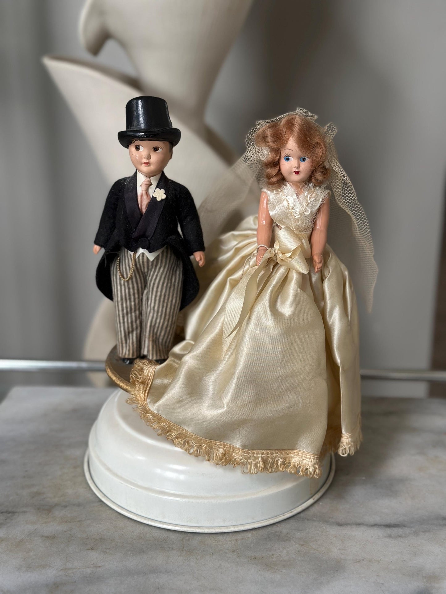 Vintage Antique Bride & Groom Wind-Up Musical Wedding Cake Topper – Rare Collectible